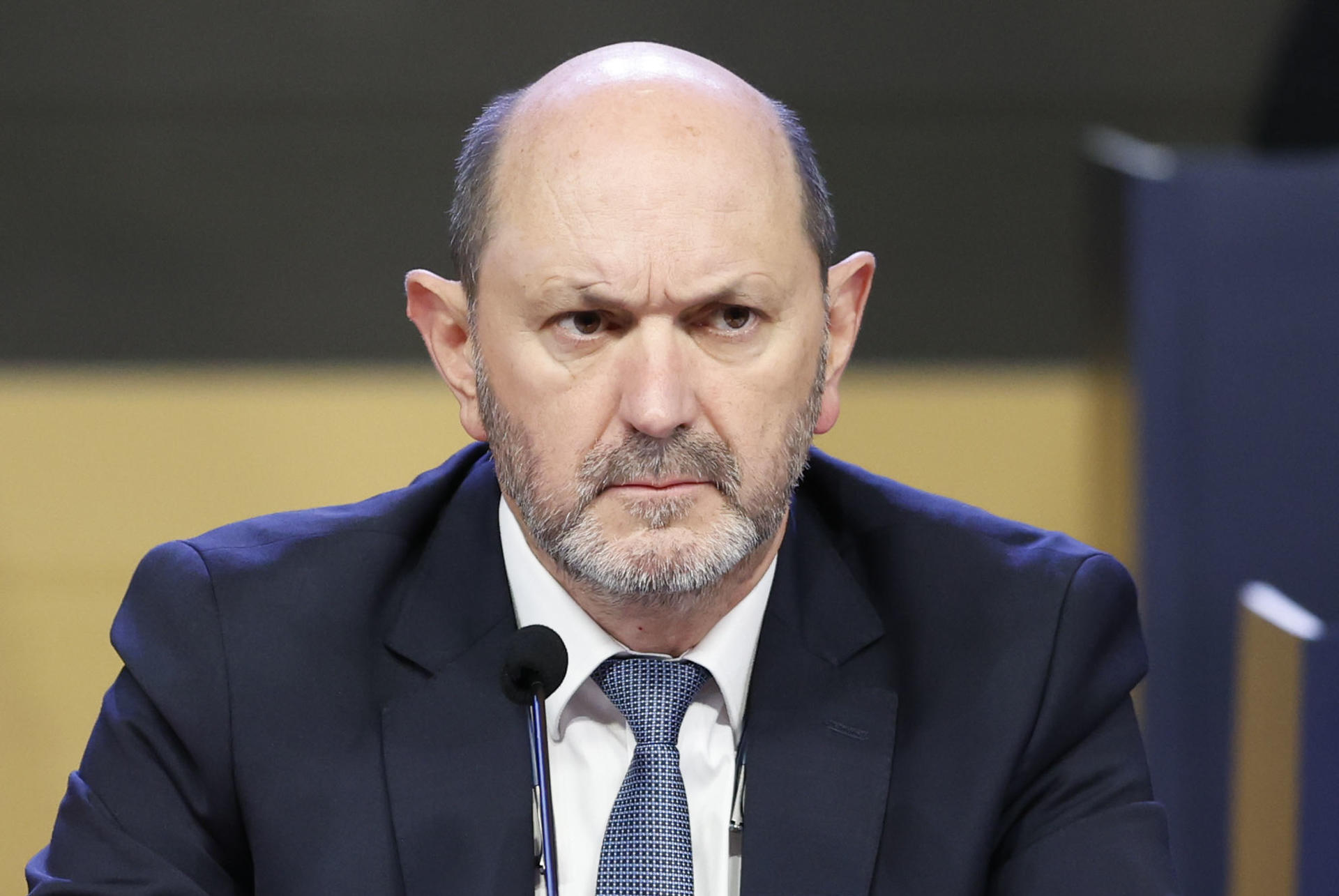 Asamblea General Extraordinaria de la Federación Española de Fútbol (RFEF), en la que el presidente, Rafael Louzán (en la imagen), informa sobre la reestructuración del organismo y se adaptan los Estatutos a la nueva Ley del Deporte, con los principios de responsabilidad, transparencia y buen gobierno como base, este lunes en Las Rozas, Madrid. EFE/ Mariscal