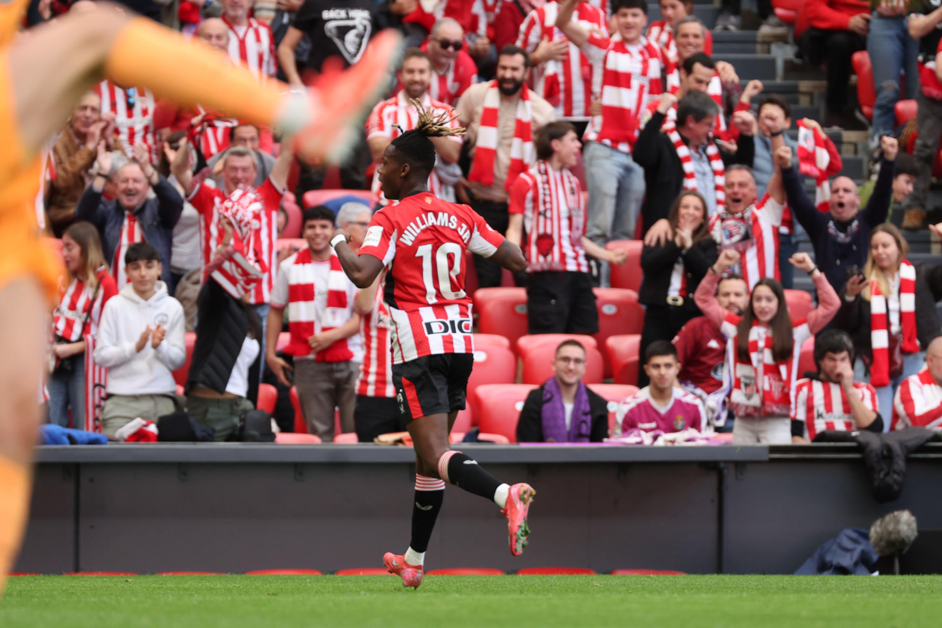 El delantero del Athletic Club, Nico Williams celebra su tanto ante el Real Valladolid durante el partido de LaLiga disputado en San Mamés, Bilbao este domingo. EFE/ Luis Tejido