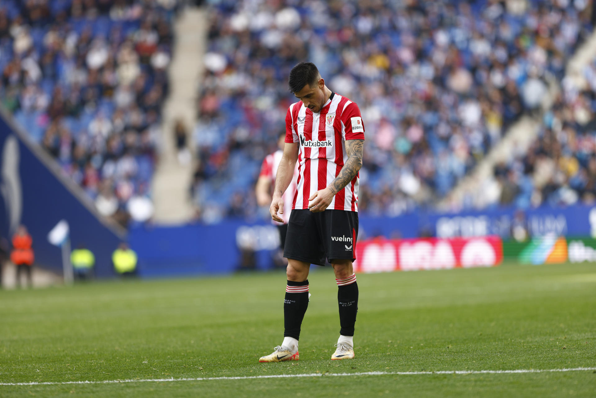 El defensa del Athletic de Bilbao se lamenta de una ocasión, durante el partido de la jornada 24 de LaLiga EA Sports entre el Espanyol y el Athletic Club, este domingo en el estadio RCDE Stadium de Cornellà de Llobregat (Barcelona). EFE/ Quique García