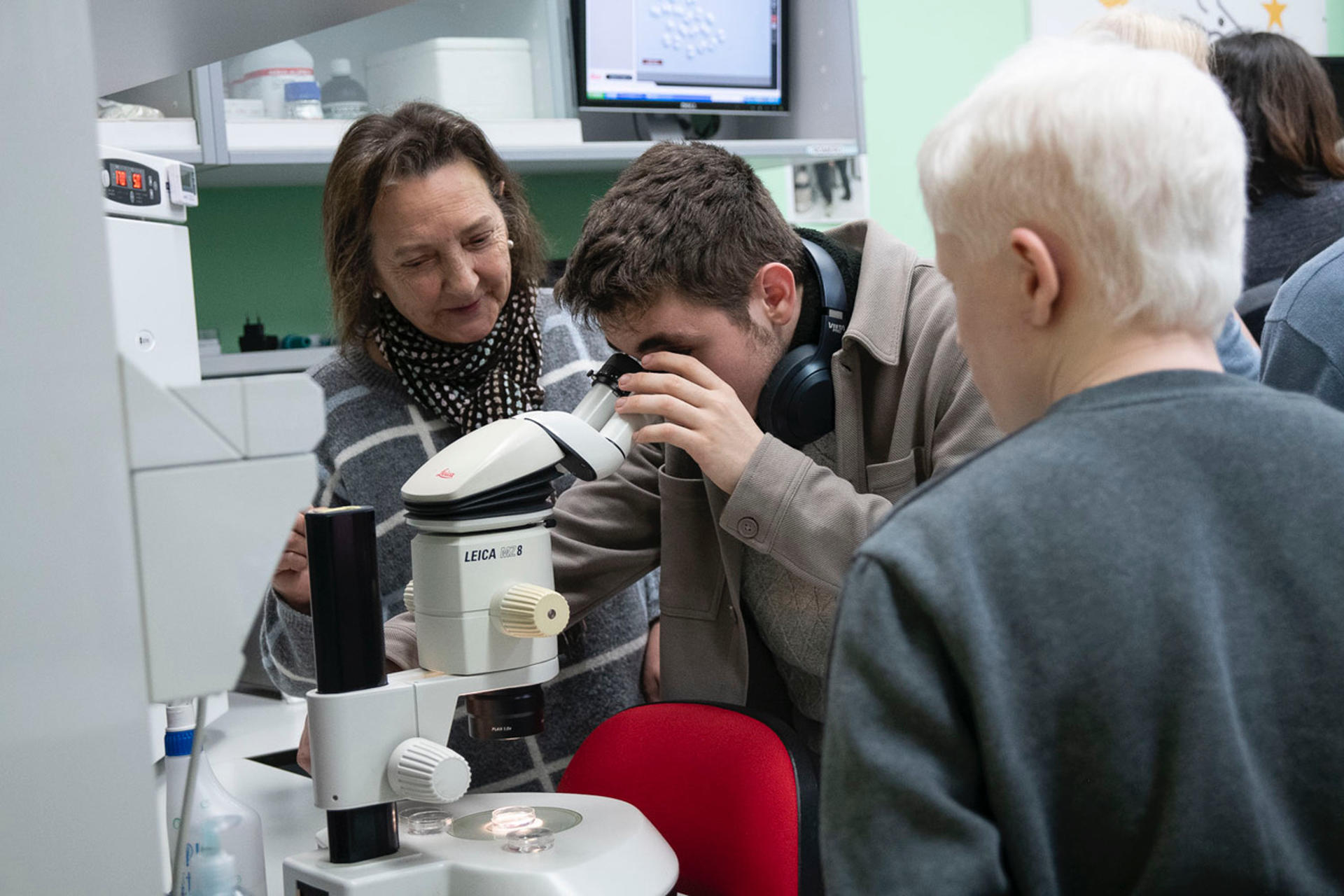 Pacientes y familiares con enfermedades raras han visitado algunos de los laboratorios donde se investigan esas patologías con motivo de la celebración del Día Mundial de las Enfermedades Raras. Imagen cedida por el Centro de Biología Molecular Severo Ochoa del CSIC y la Universidad Autónoma de Madrid.