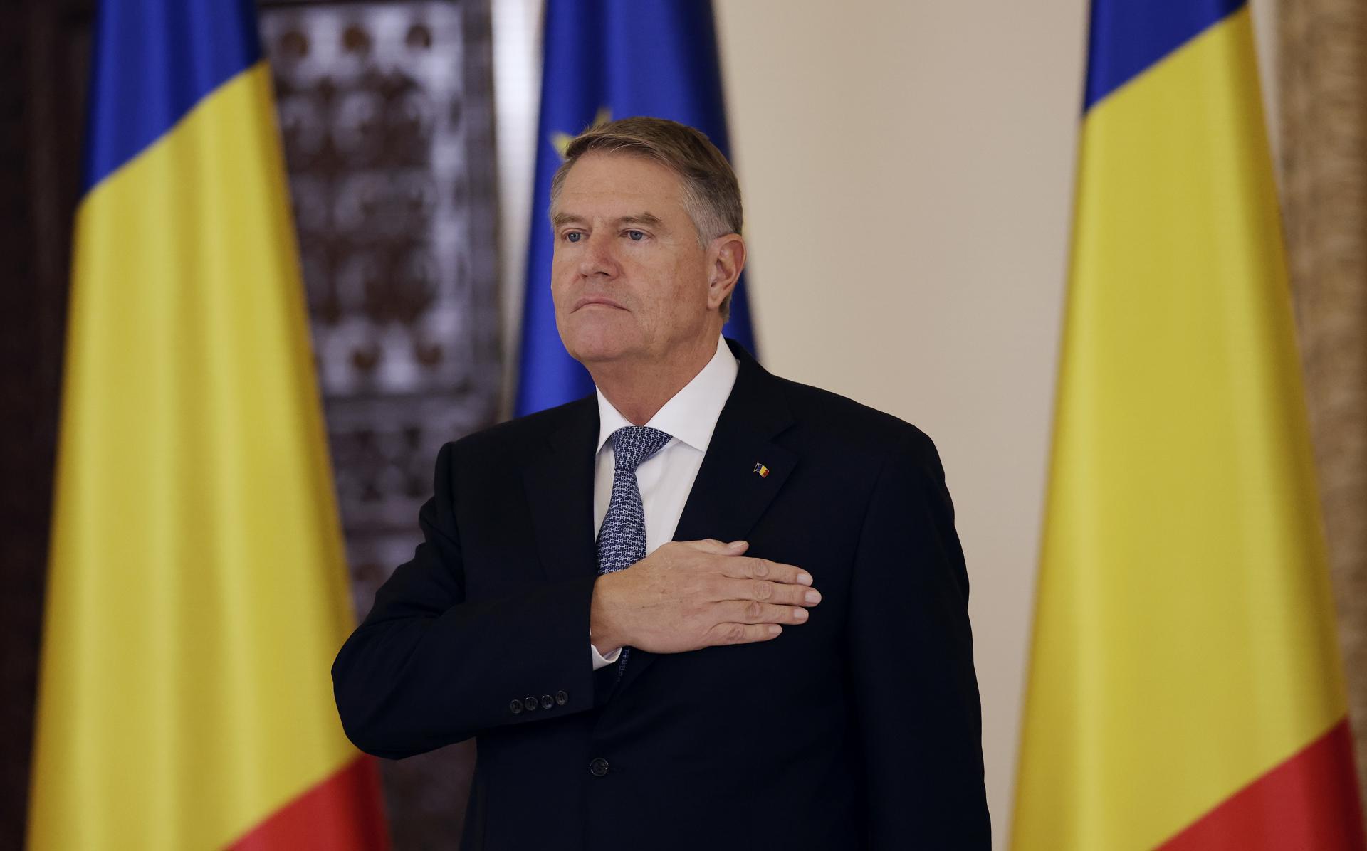 El presidente rumano Klaus Iohannis permanece inmóvil durante el himno nacional durante una ceremonia en el Palacio Presidencial de Cotroceni en Bucarest, Rumania, 23 de diciembre de 2024 (republicado el 10 de febrero de 2025). Klaus Iohannis anunció el 10 de febrero que renunciaría a su cargo el 12 de febrero de 2025. Su mandato presidencial, que expiraba el 21 de diciembre de 2024, fue prorrogado por el Tribunal Constitucional de Rumanía (CCR) tras la anulación de las elecciones presidenciales. Los rumanos volverán a votar en la primera ronda de las elecciones presidenciales el 04 de mayo de 2025. (Elecciones, Rumanía, Bucarest) EFE/EPA/ROBERT GHEMENT
