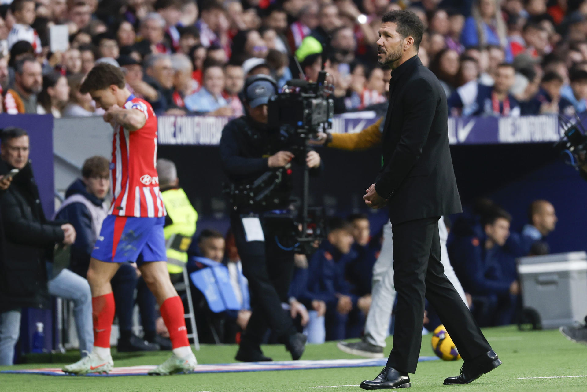 El entrenador del Atlético de Madrid Diego Pablo Simeone observa a su jugador Pablo Barrios, que sale expulsado, durante el partido de Liga que disputa el Atlético de Madrid y el Celta de Vigo este sábado en el estadio Riyadh Air Metropolitano, en Madrid. EFE/Mariscal