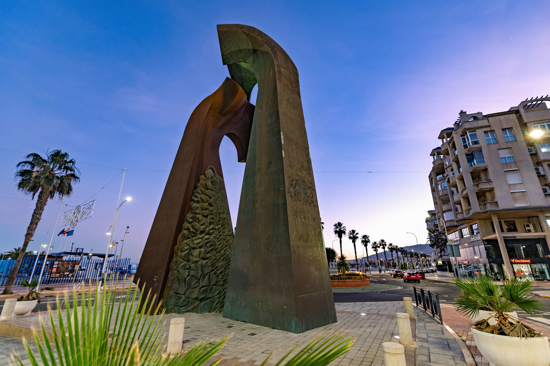El escultor Mustafa Arruf (Melilla, 1958) ha fallecido este lunes a los 66 años tras cosechar una importante trayectoria artística en los siglos XX y XXI no solo en su ciudad natal, donde hay numerosas obras suyas expuestas en la vía pública, sino también en otros puntos de España y en el extranjero. En la foto, su obra ‘Encuentros’, inaugurada en 1997 con motivo del quinto centenario de la fundación española de Melilla. EFE/Giner