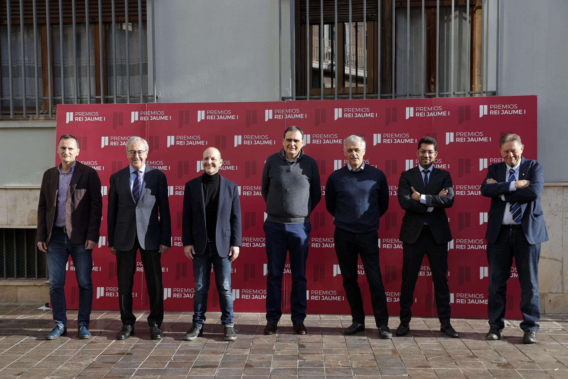 Los galardonados con los Premios Rei Jaume I 2024, Antonio Acín (Investigación Básica), Francisco Pérez (Economía), Xavier Trepat (Investigación Biomédica), Sergio M. Vicente-Serrano (Protección del Medio Ambiente), Luis Serrano (Nuevas Tecnologías), Víctor Amarnani (Emprendedor), y Jordi Sunyer (Investigación Clínica y Salud Pública), y el secretario y presidente ejecutivo de la Fundación Valenciana Premios Rei Jaume I, Javier Quesada (izq-dcha), posan momentos antes de explicar ante los medios de comunicación sus trabajos y proyectos. EFE/Manuel Bruque