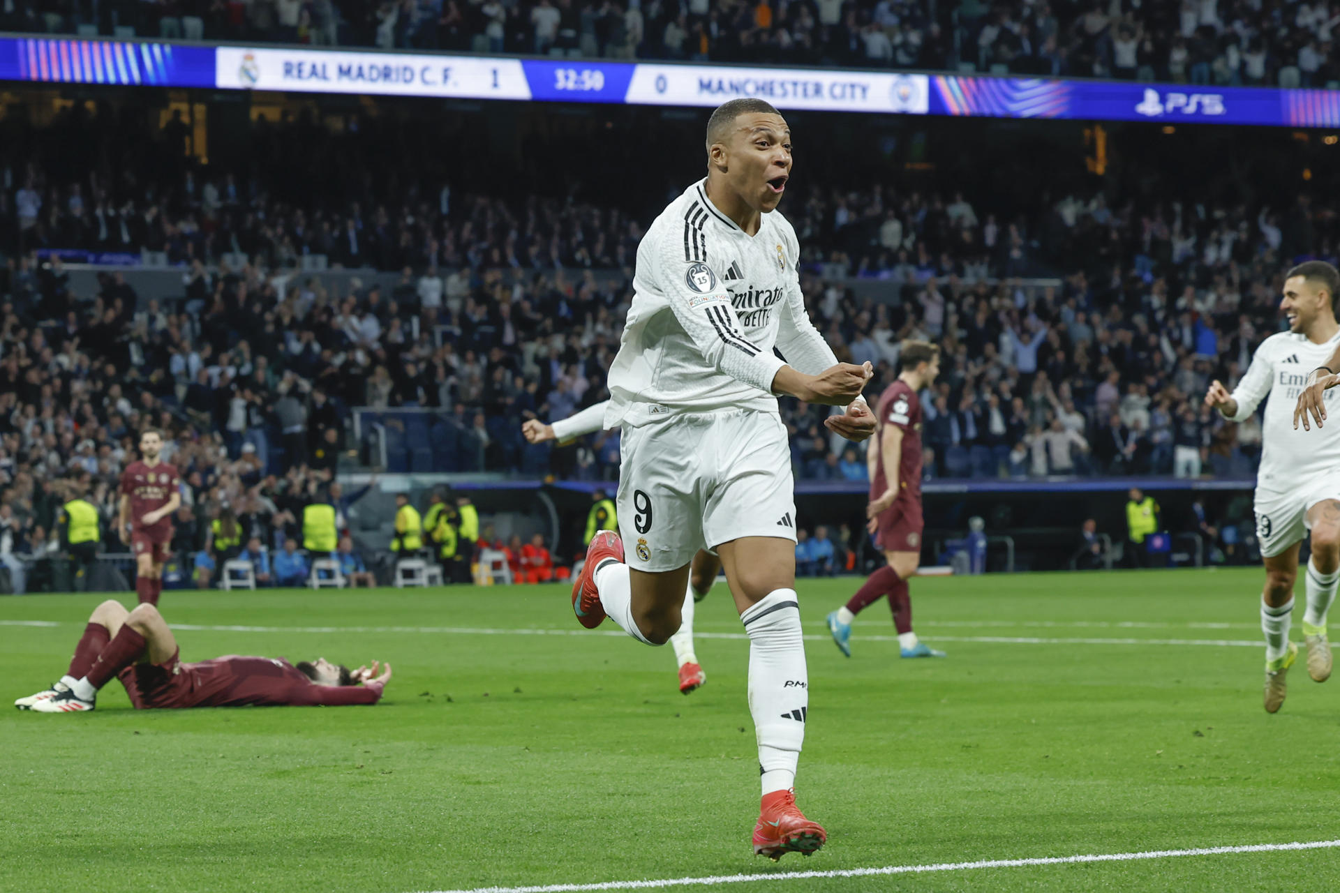 El delantero francés del Real Madrid Kylian Mbappé celebra el segundo gol de su equipo durante el partido de vuelta de la eliminatoria previa a los octavos de final de la Liga de Campeones que Real Madrid y Manchester City disputan en el estadio Santiago Bernabéu. EFE/Kiko Huesca