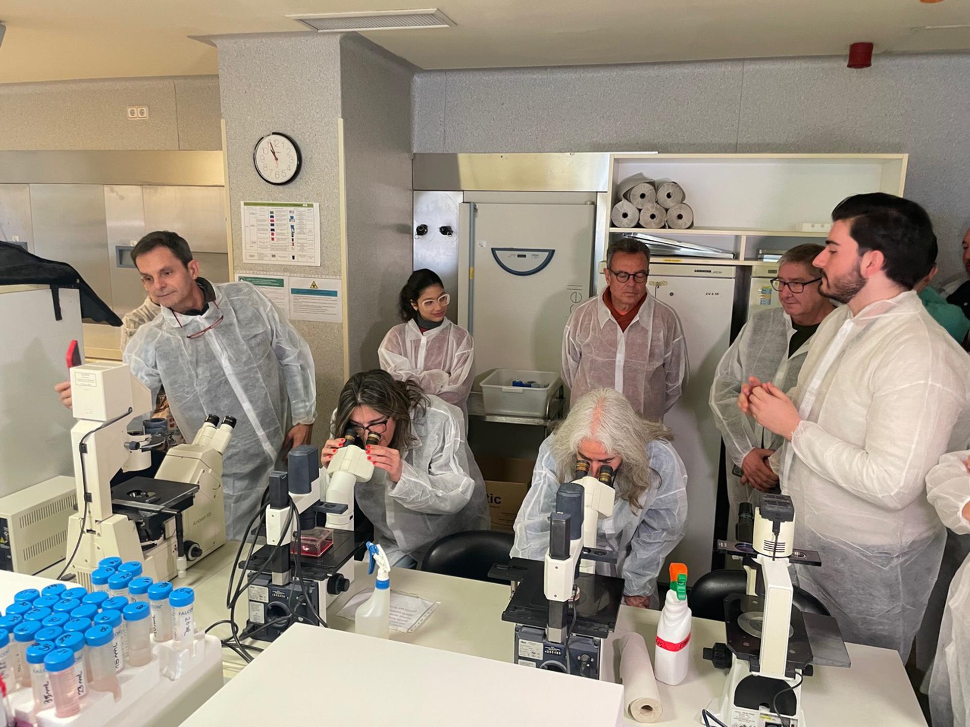 Pacientes y familiares con enfermedades raras han visitado algunos de los laboratorios donde se investigan esas patologías con motivo de la celebración del Día Mundial de las Enfermedades Raras. Imagen cedida por el Centro de Biología Molecular Severo Ochoa del CSIC y la Universidad Autónoma de Madrid.