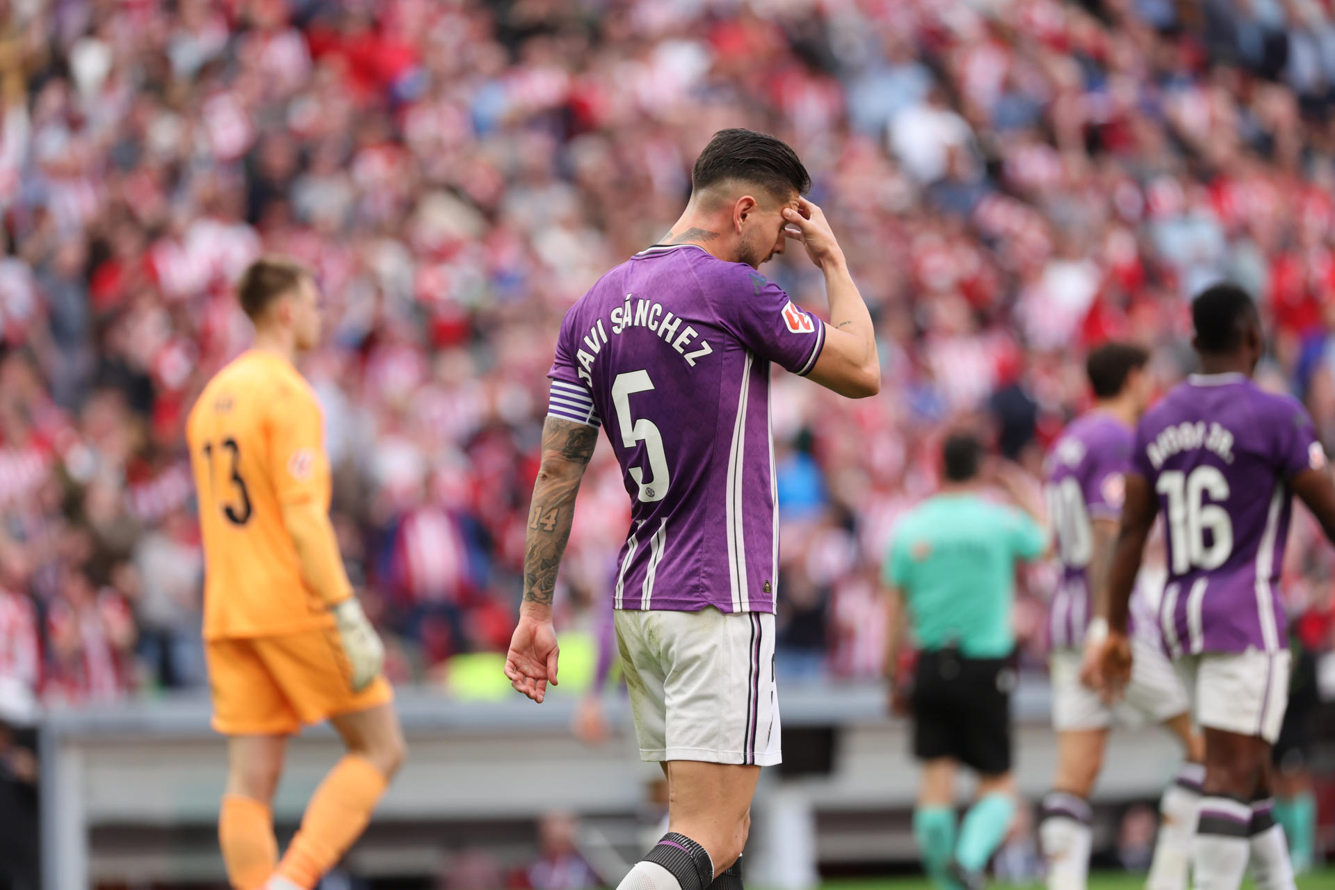 El defensa del Real Valladolid, Javi Sánchez lamenta el cuarto tanto del Athletic Club durante el partido de LaLiga disputado en San Mamés, Bilbao este domingo. EFE/ Luis Tejido