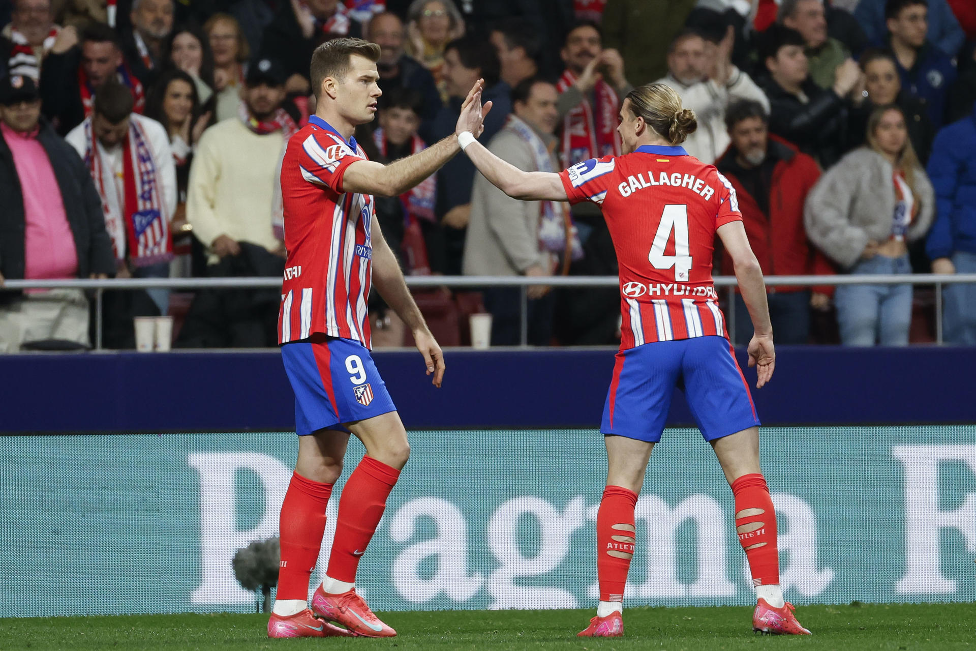 El delantero del Atlético de Madrid Alexander Sørloth (i), celebra su gol con su compañero Conor Gallagher, durante el partido de LaLiga que disputan el Atlético de Madrid y el Celta de Vigo este sábado en el estadio Riyadh Air Metropolitano, en Madrid. EFE/Mariscal