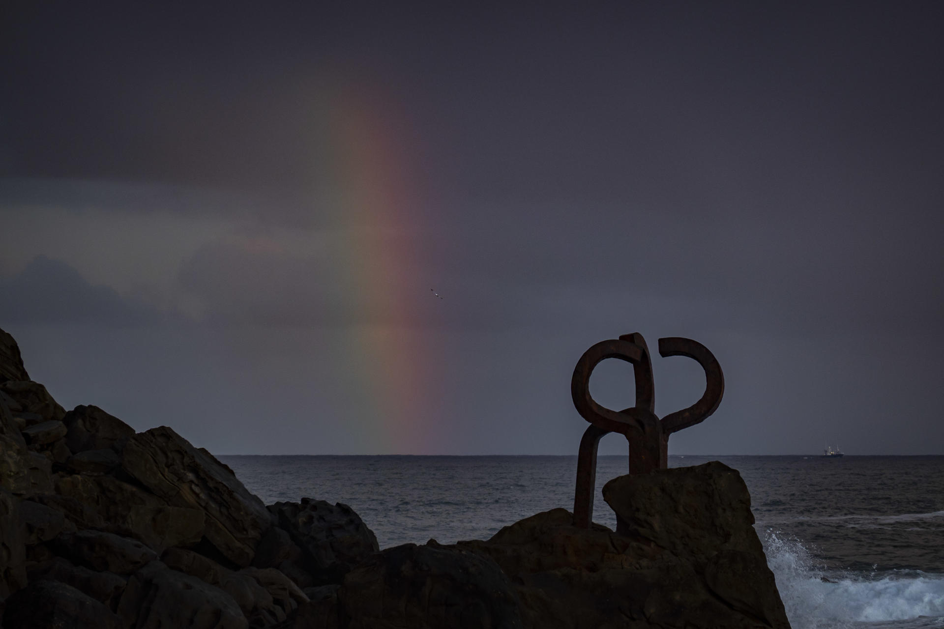 Vista de un arcoiris junto al Peine del Viento este miércoles en San Sebastián. EFE/Javier Etxezarreta