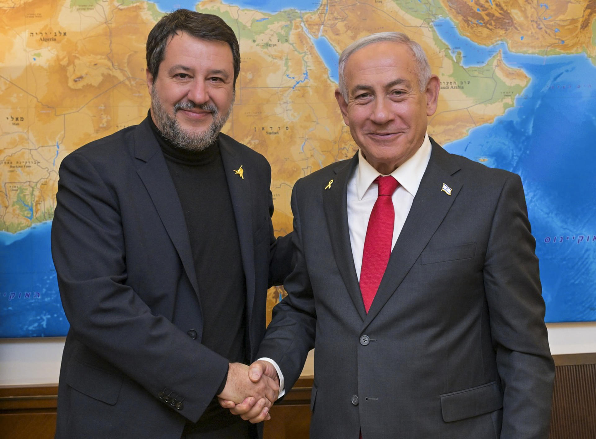 El ministro de Infraestructura y Transporte italiano Matteo Salvini (i) y el primer ministro israelí, Benjamín Netanyahu, durante la reunión que han mantenido hoy lunes en Jerusalem. EFE / Facebook Salvini. ***SOLO USO EDITORIAL / SOLO USO DISPONIBLE PARA ILUSTRAR LA NOTICIA QUE ACOMPAÑA/ (CRÉDITO OBLIGATORIO)***