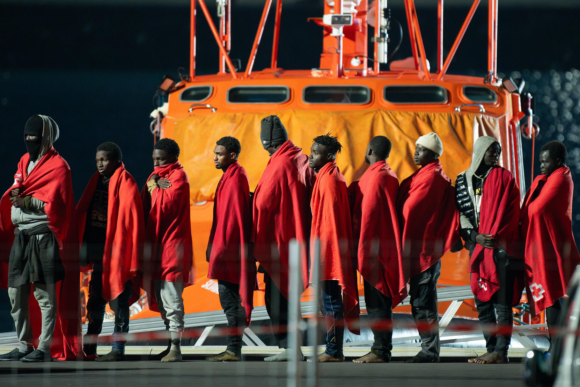 La Guardamar Calíope de Salvamento Marítimo ha rescatado en la madrugada de este lunes una embarcación con unas 50 personas de origen subsahariano al nordeste de Lanzarote. Todos han sido trasladadas al puero de Arrecife. EFE/Adriel Perdomo