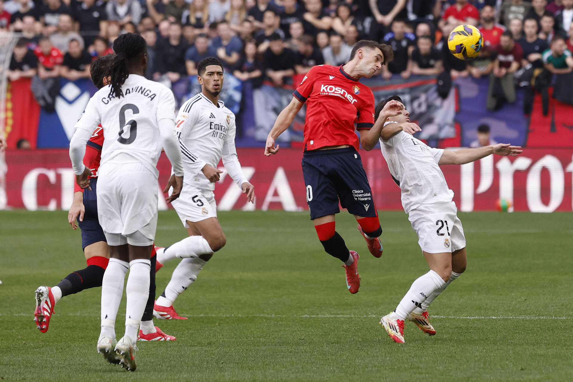 El centrocampista del Osasuna Aimar Oroz (c) y el centrocampista del Real Madrid Brahim Díaz, durante el partido de la jornada 24 de la LaLiga EA Sports contra el Real Madrid, disputado en el estadio el Sadar de Pamplona. EFE/ Villar Lopez
