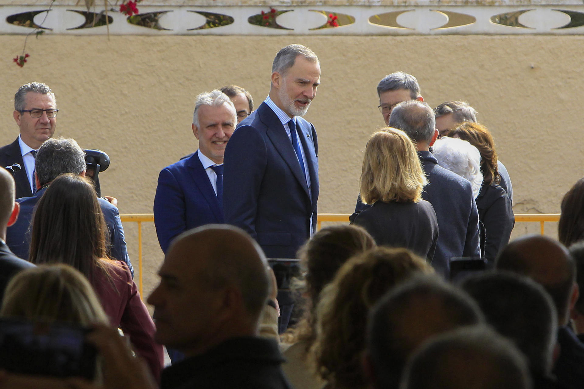 Felipe VI a su llegada al cementerio de El Campello (Alicante) donde ha presidido la inhumación del humanista y escritor Rafael Altamira, cofundador del antecedente del Tribunal Internacional de La Haya y dos veces propuesto al Nobel de la Paz y que tuvo que exiliarse durante la dictadura franquista hasta su muerte en México, en 1951. EFE/Morell
