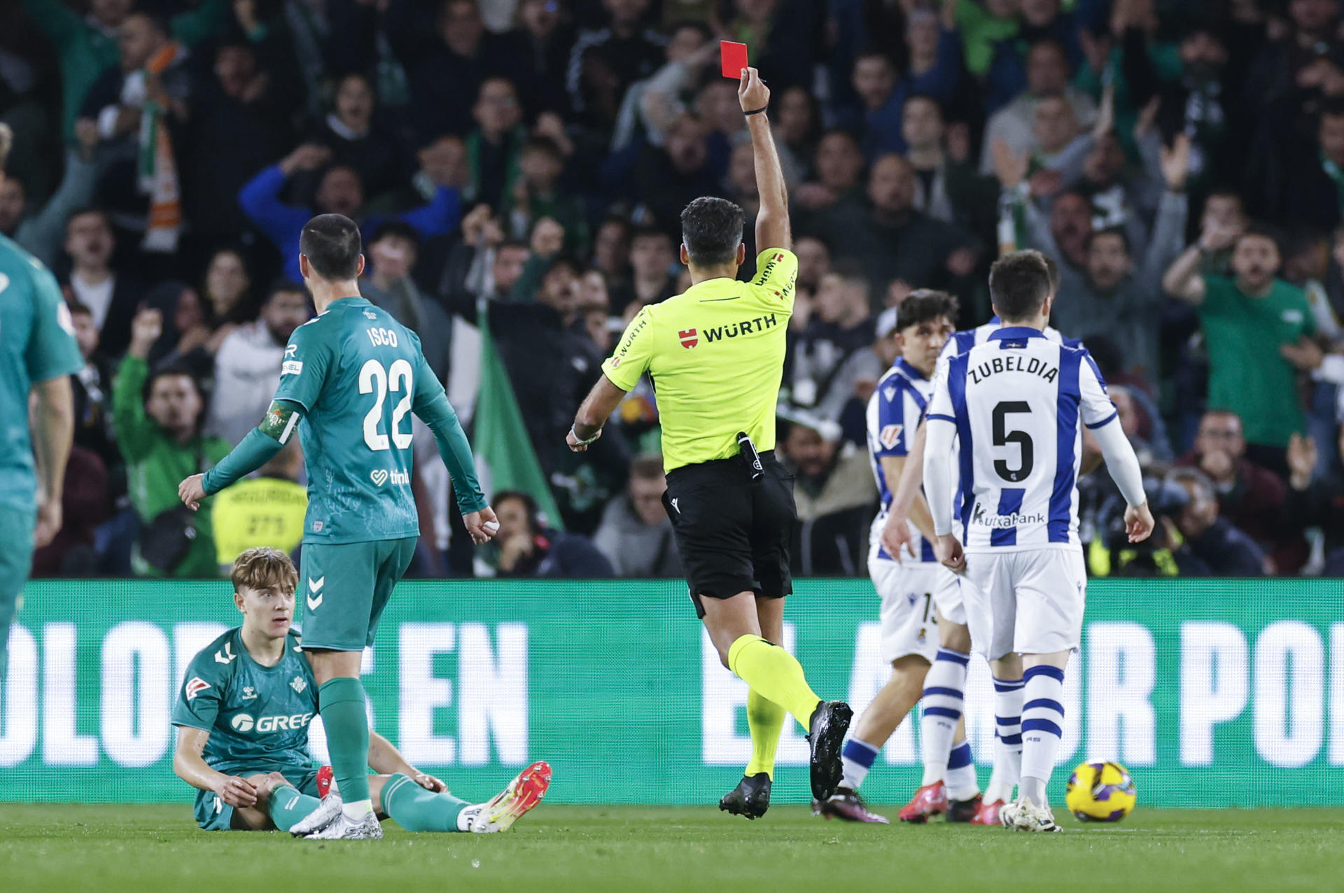 El colegiado Gil Manzano muestra tarjeta roja al defensa de la Real Sociedad Igor Zubeldia, durante el partido de la jornada 24 de LaLiga que Real Betis y Real Sociedad disputan hoy domingo en el estadio Benito Villamarín. EFE/ Julio Munoz