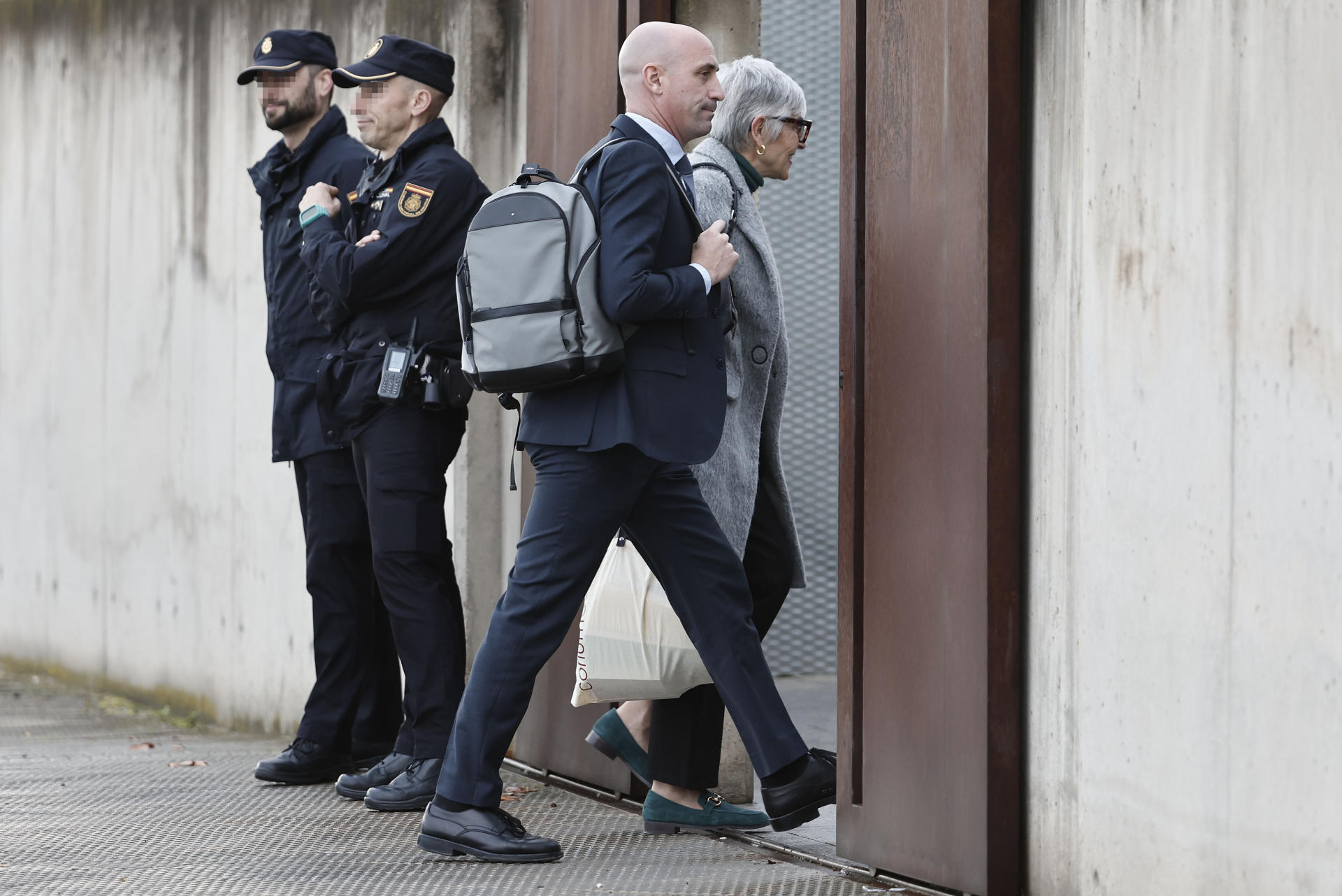 El ex presidente de la Real Federación de fútbol, Luis Rubiales (2d), y su abogada Olga Tubau (d) a su llegada a la Audiencia Nacional en San Fernando de Henares, Madrid. Tras la declaración del expresidente de la RFEF Luis Rubiales en el juicio por el beso no consentido a la futbolista Jenni Hermoso, llega el turno de los otros tres acusados por coacciones: el exseleccionador femenino Jorge Vilda, el ex director de la Selección Albert Luque y el exdirector de Marketing Rubén Rivera. EFE/ Sergio Perez
