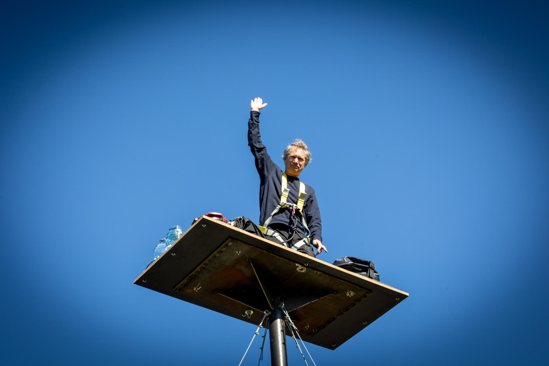 El artista francés Abraham Poincheval, un asiduo a las inmersiones extremas, permanece durante ocho días en una plataforma a seis metros de altura en un paraje de la localidad extremaña de Malpartida de Cáceres al objeto de poner en valor la vida rural en contraposición con la urbana. EFE/ Jero Morales