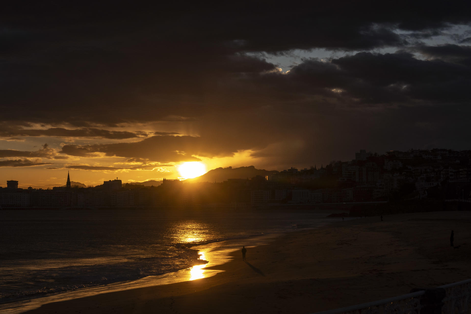 Vista del amanecer este viernes en la playa de Ondarreta de San Sebastián. EFE/Javier Etxezarreta