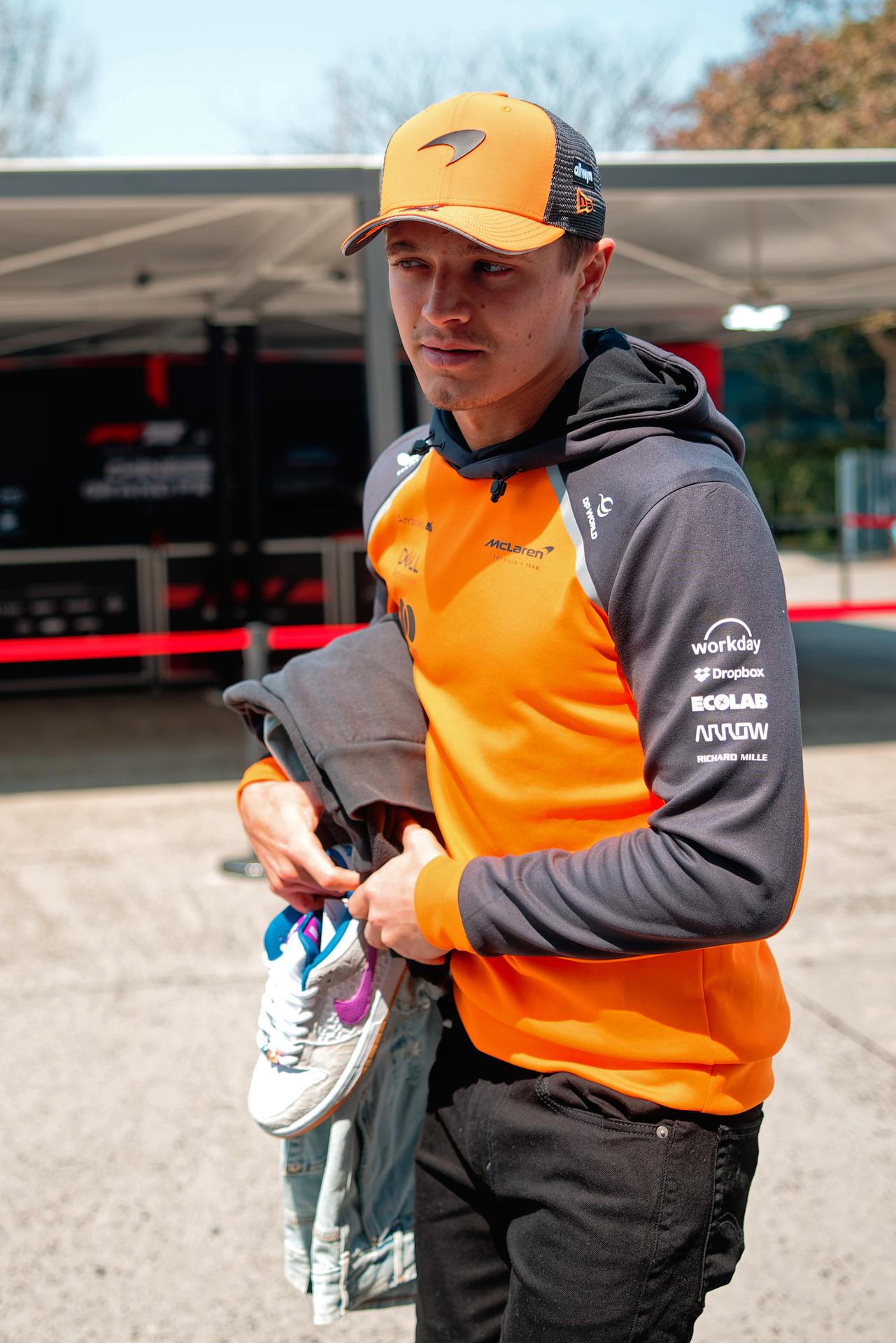 SHANGHAI (China), 20/03/2025.- El inglés Lando Norris (McLaren), líder del campeonato, a su llegada al circuito de Shanghái, sede del Gran Premio de China de Fórmula Uno, el segundo del Mundial.  EFE/EPA/ALEX PLAVEVSKI