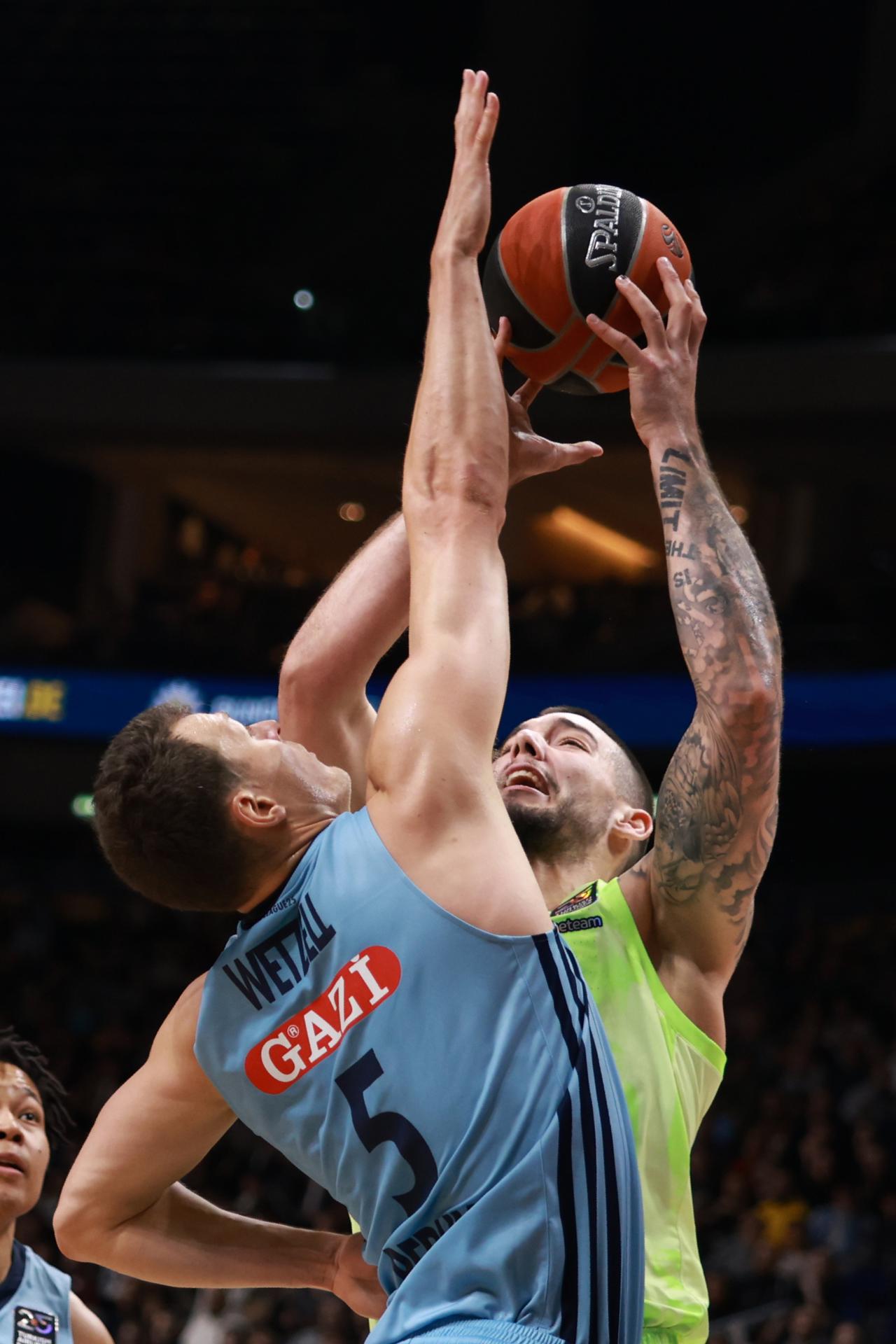 El Barça recuperó este viernes su posición entre los diez mejores de Europa tras vencer a domicilio al colista, el Alba Berlín, (85-99) en un partido de la Euroliga de baloncesto en el que fue de menos a más y en el que el ala-pívot Jabari Parker, con 21 puntos, fue el más destacado. EFE/EPA/CLEMENS BILAN