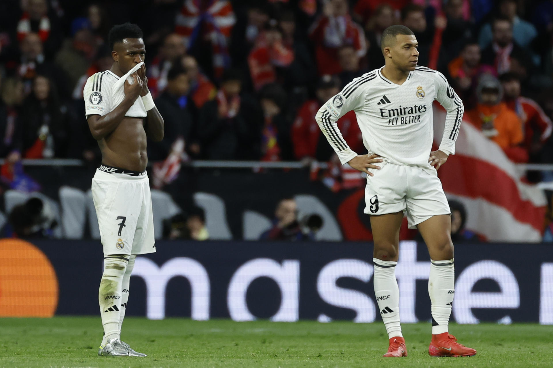 Los jugadores del Real Madrid, el brasileño Vinicius Junior (i) y el francés Kylian Mbappé,en foto de archivo de Juanjo Martín. EFE