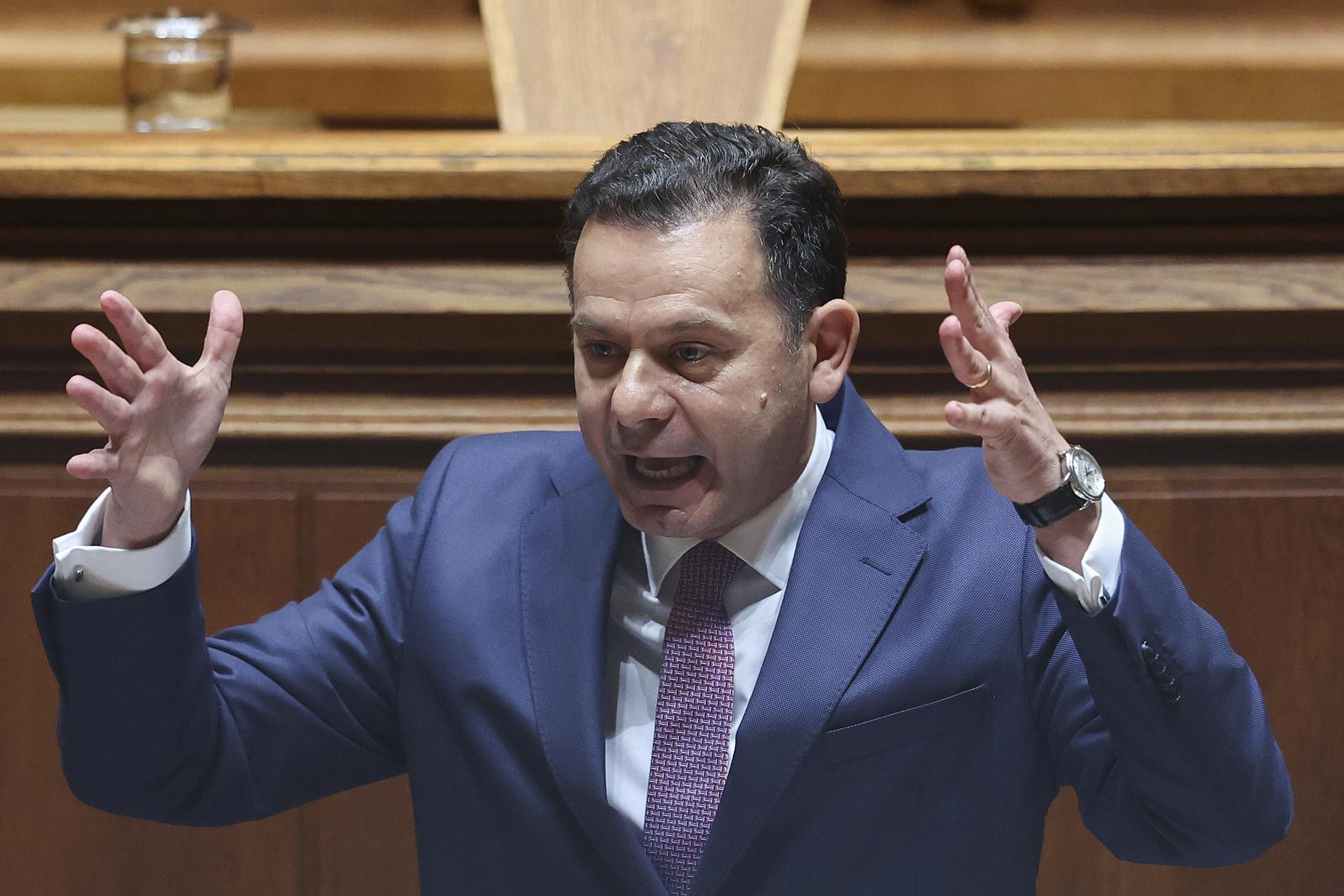 El primer ministro portugués, Luís Montenegro, habla durante el debate sobre la moción de censura del PCP al Gobierno, en la Asamblea de la República, en Lisboa, la semana pasada. EFE/EPA/MANUEL DE ALMEIDA
