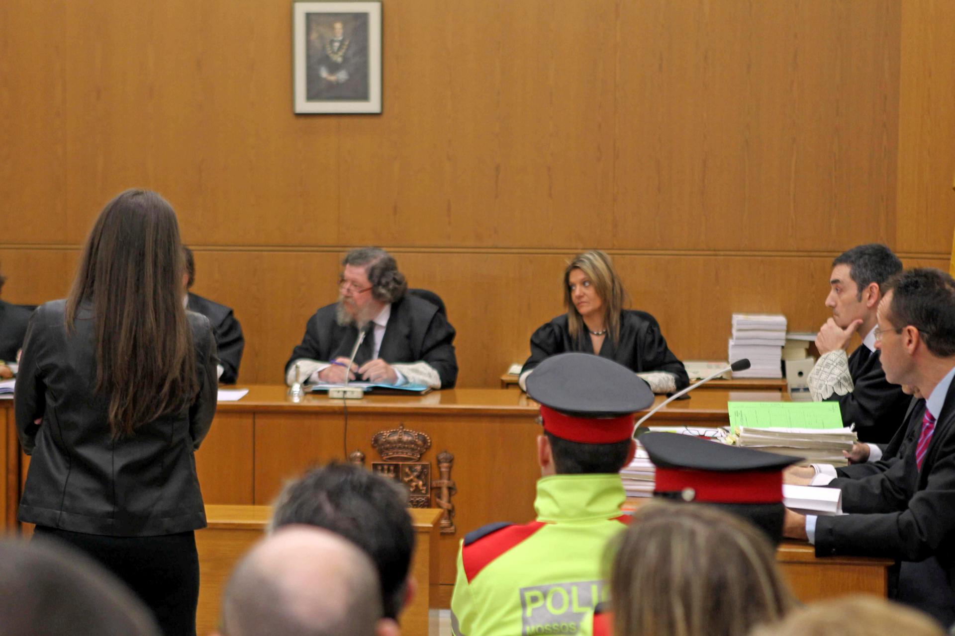 Imagen de archivo del 10/01/2012 del juicio contra María Ángeles M. F 'Angie' (de espaldas), por el asesinato de una amiga en febrero de 2008 con el fin de cobrar diversos seguros de vida que había contratado tras suplantar la personalidad de la víctima. EFE/Toni Albir