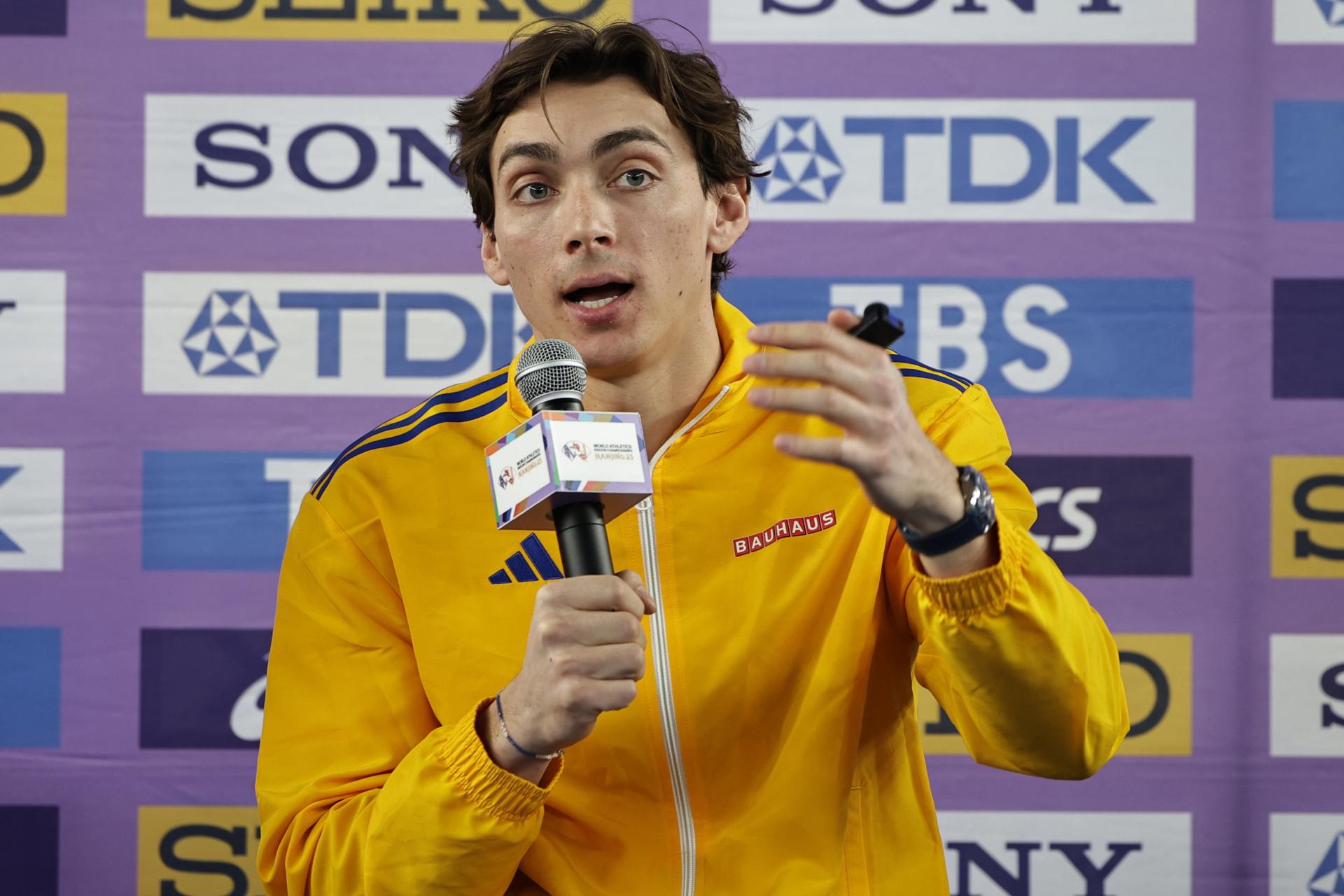 El sueco Armand Duplantis durante la rueda de prensa previa al Campeonayo del Mundo bajo techo de Nanjing. EFE/ANDRES MARTINEZ CASARES