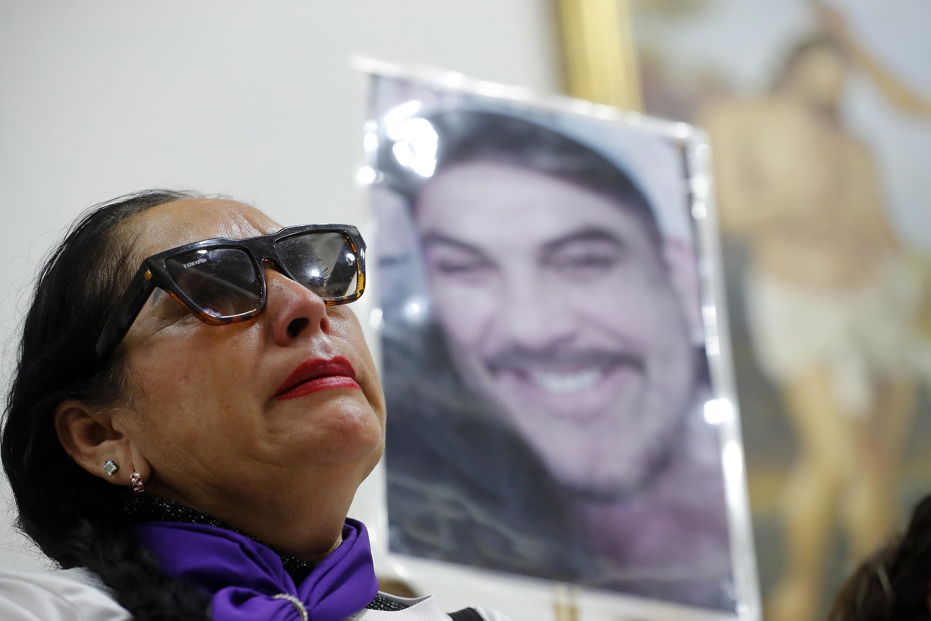 Una mujer fue registrada este domingo, 16 de marzo, al llorar durante una eucaristía católica en memoria de los desaparecidos de Teuchitlán, en Jalisco (México). EFE/Francisco Guasco