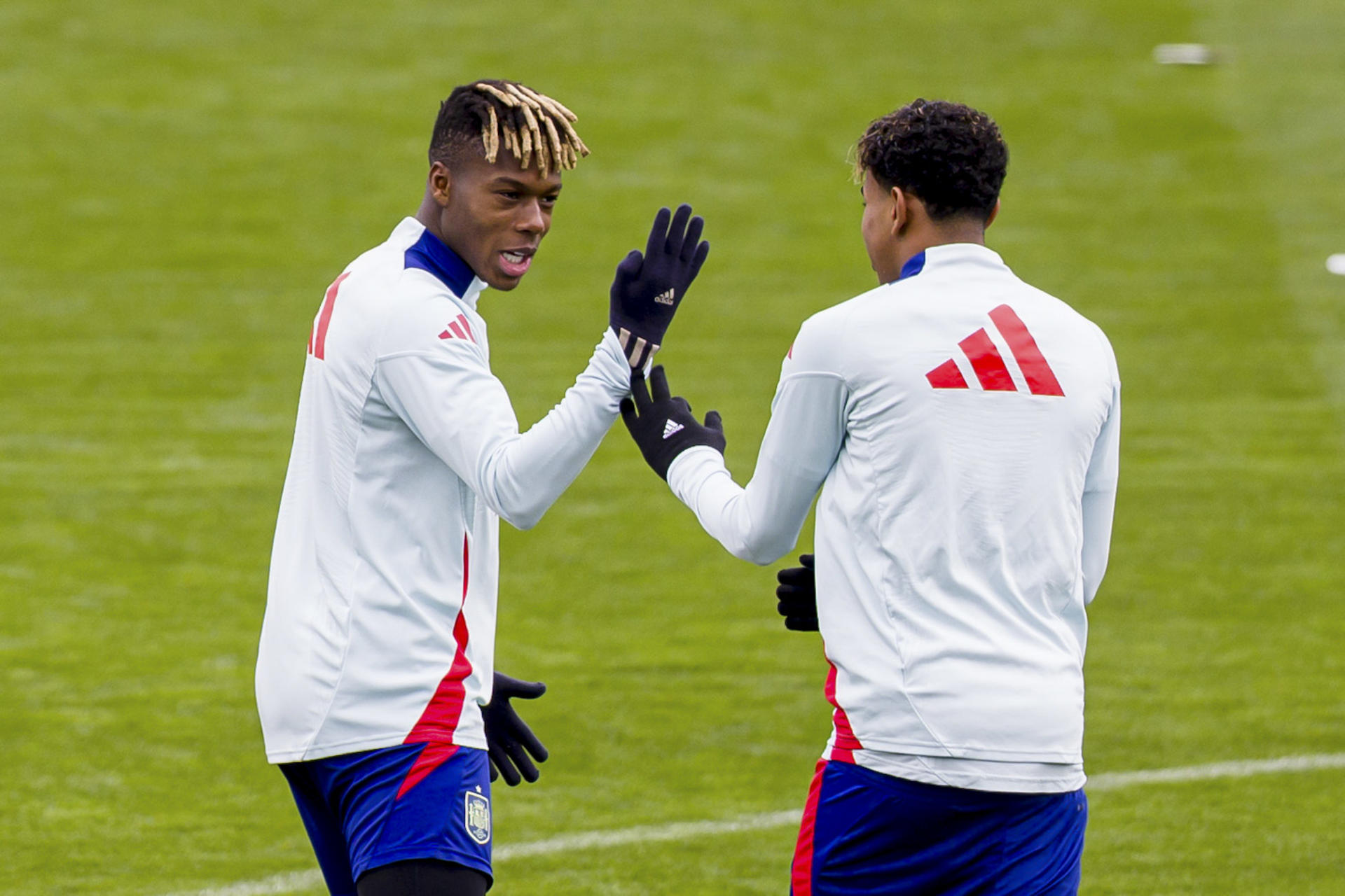 os delanteros de la selección española de fútbol Nico Williams (i) y Lamine Yamal participan en el entrenamiento del combinado en la ciudad deportiva de Las Rozas (Madrid) este miércoles. EFE/ Daniel González