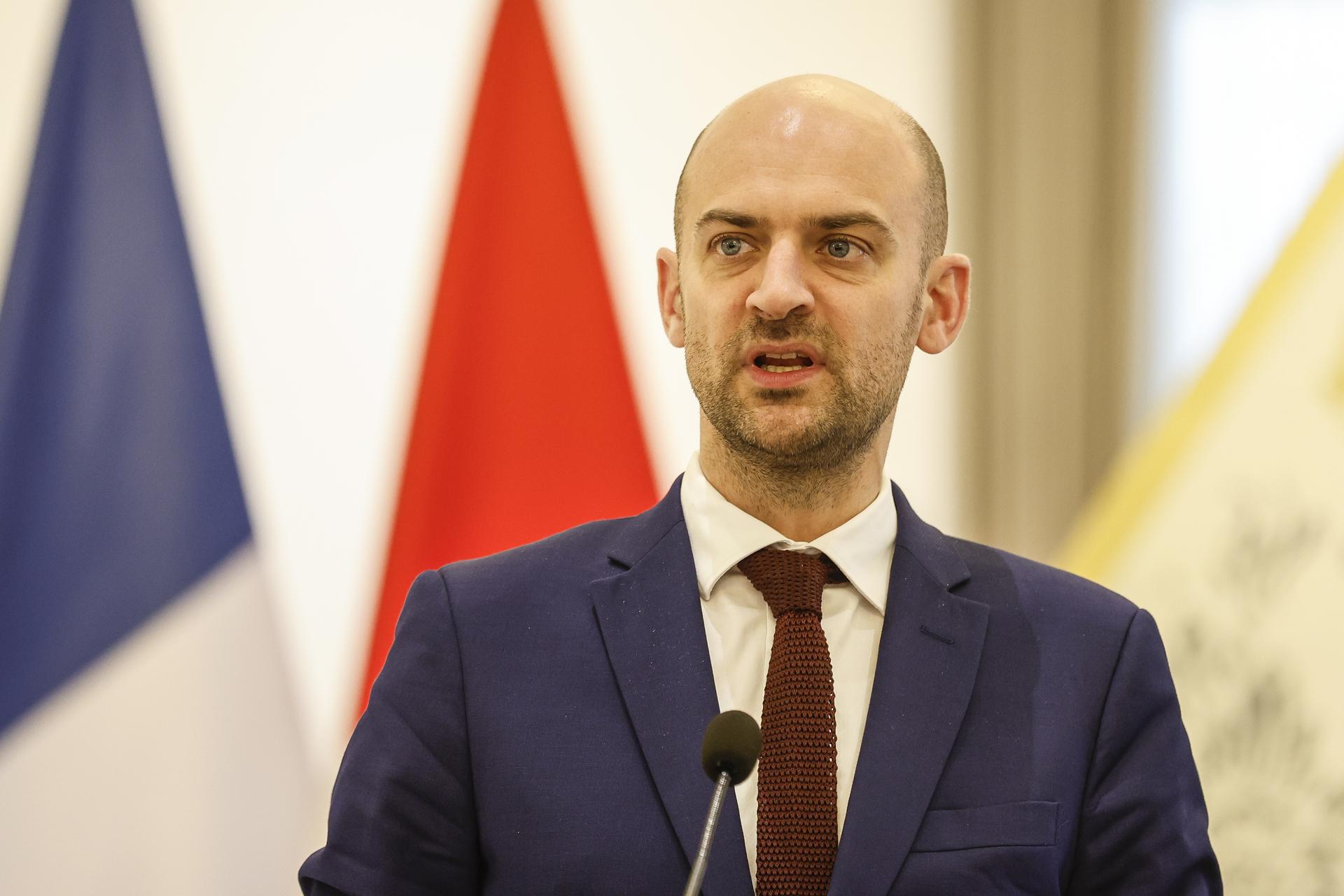 JAKARTA (Indonesia), 26/03/2025.- French Minister for Europe and Foreign Affairs Jean-Noel Barrot speaks to the media during a press conference following a meeting with his Indonesian counterpart Sugiono (not pictured), in Jakarta, Indonesia, 26 March 2025. (Francia) EFE/EPA/MAST IRHAM