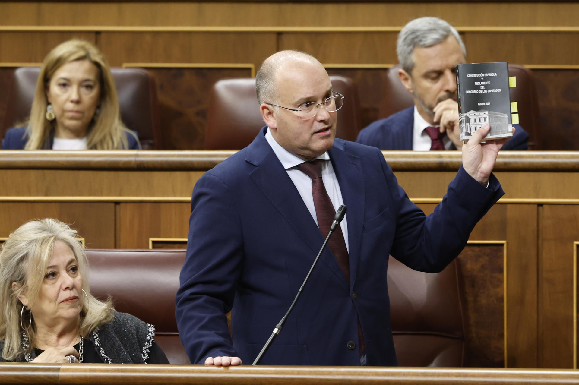 El Pleno del Congreso ha arrancado este jueves con una sonora bronca entre la bancada del PP, encabezada por su portavoz, Miguel Tellado (d), y el vicepresidente de la Cámara Baja, Alfonso Rodríguez Gómez de Celis, por el debate de la ley de desperdicio alimentario. Al inicio de la sesión, Tellado ha pedido la palabra para exigir que se modificara el orden del día y quedara fuera del mismo el debate y la votación de esta ley, que incluye la retirada del lobo del listado de especies protegidas. EFE/ Mariscal