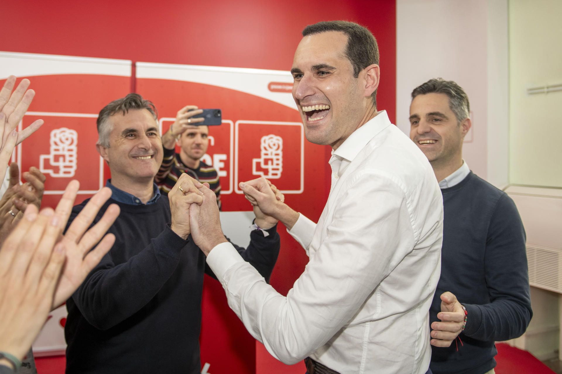 El ganador de las primarias del PSOE celebradas hoy en Jaén, Juan la Torre, felicitado por sus compañeros al conocerse los resultados de su victoria en el PSOE provincial de Jaén. EFE / José Manuel Pedrosa.