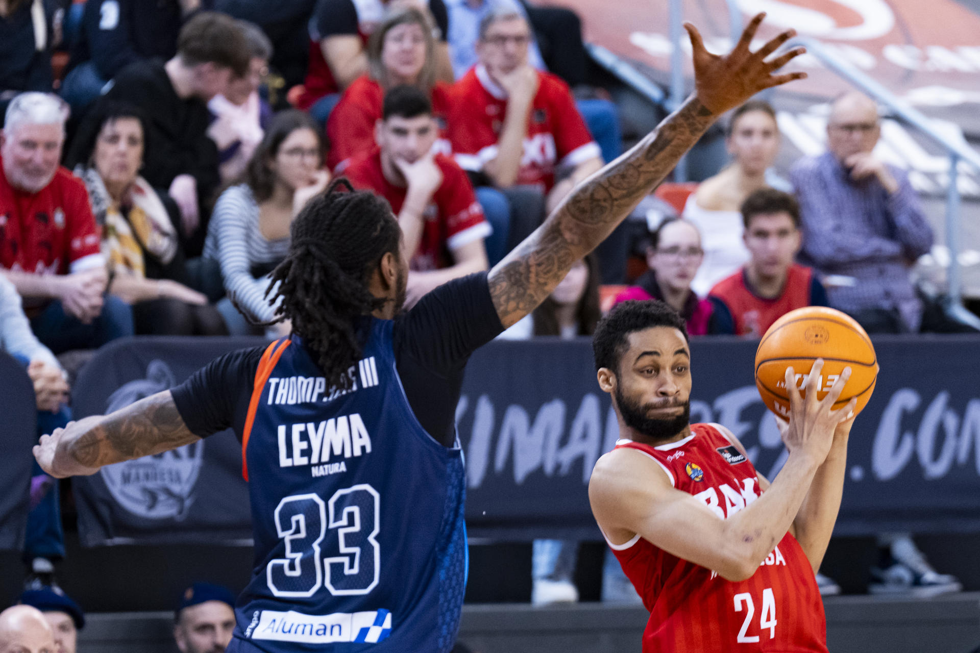 El escolta americano del Baxi Manresa Cameron Hunt (d) es defendido por el ala-pívot americano del Leyma Coruña Trey Thompkins (i) durante el encuentro de la jornada 22 de la Liga Endesa entre el Baxi Manresa y el Leyma Coruña, disputado este domingo en el Pabellón Nou Congost de Manresa. EFE/Siu Wu