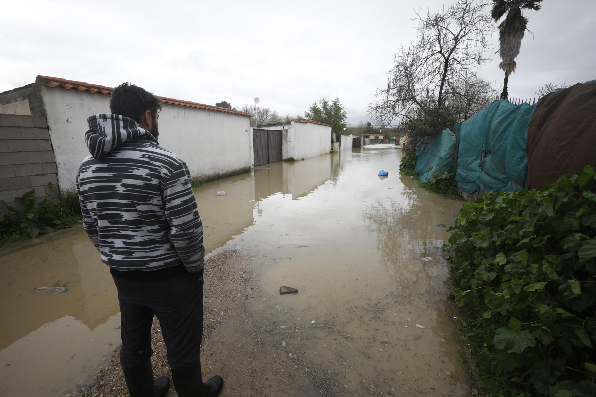 Desalojo de vecinos de sus viviendas en el área del aeropuerto de Córdoba en las parcelaciones con riesgo de inundación al subir el nivel de riesgo del río Guadalquivir en Córdoba, este martes. EFE/Salas