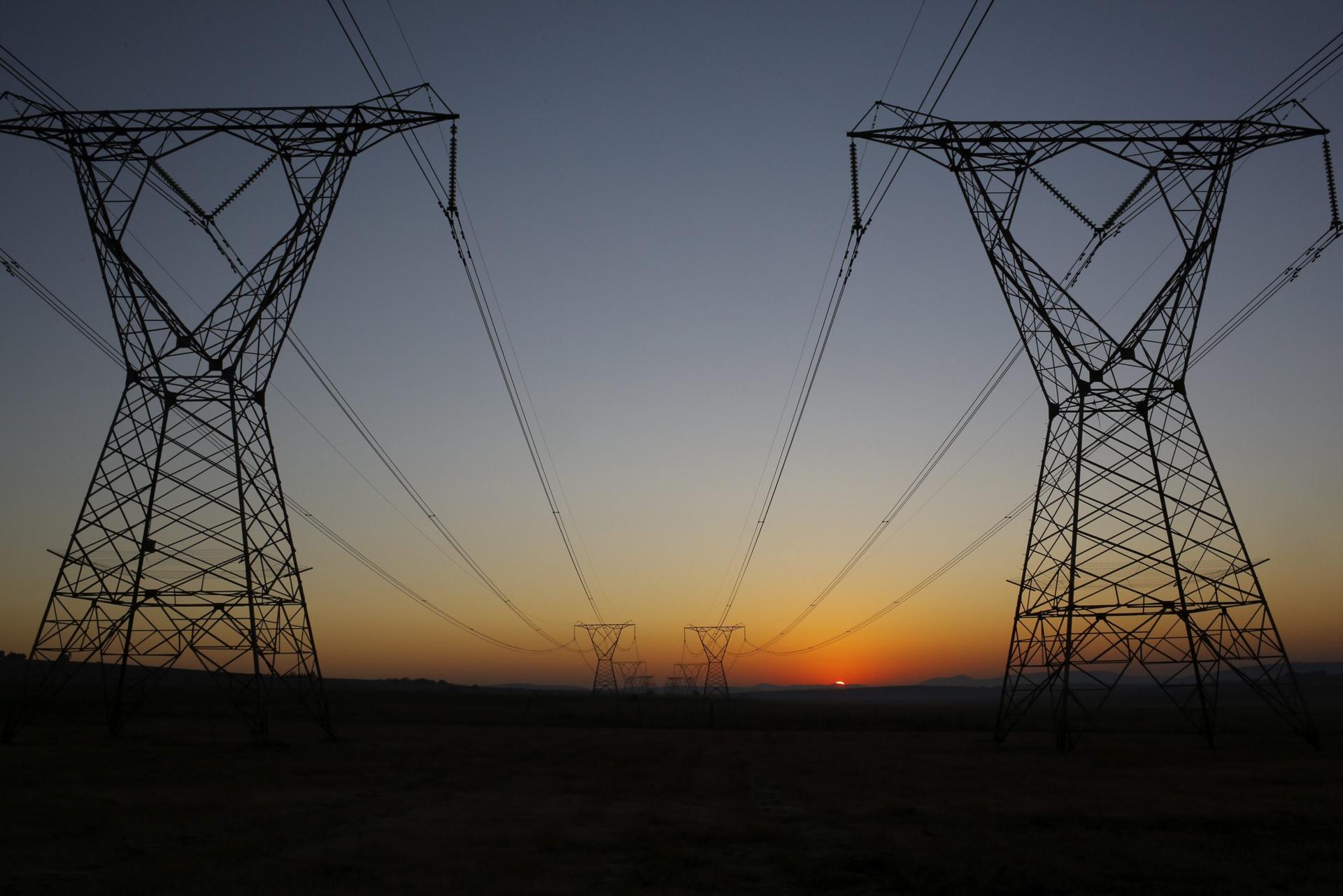 Fotografía de archivo que muestra torres de conducción de electricidad en Johannesburgo (Sudáfrica). EFE/Kim Ludbrook