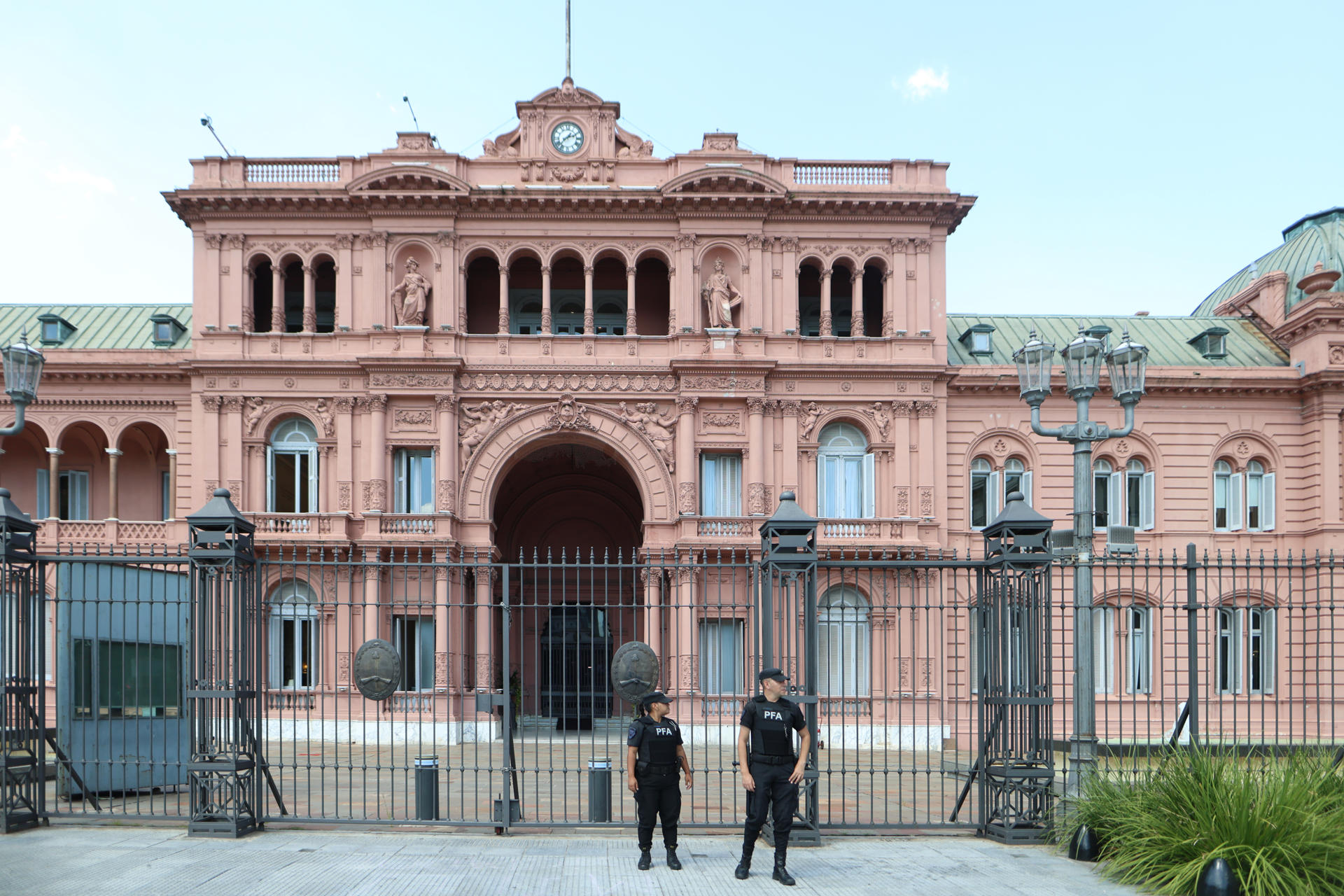 Foto de archivo de policías custodiando frente a la Casa Rosada, sede del Ejecutivo argentino, tras el escándalo desatado por el apoyo inicial del presidente, Javier Milei, a la criptomoneda $Libra. EFE/ Juan Ignacio Roncoroni