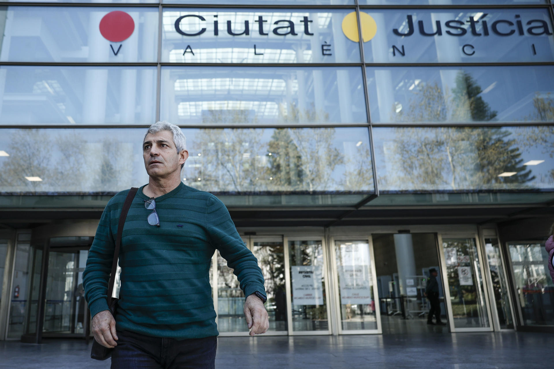 José Emilio Picos, que perdió a su padre en lasinundaciones causadas por dana, sale de declarar en este viernes de la Ciudad de la Justica donde familiares de las víctimas mortales de la dana de Valencia, están citados como perjudicados por la jueza de Catarroja que instruye la causa sobre la catástrofe para declarar como testigos. EFE/Biel Aliño