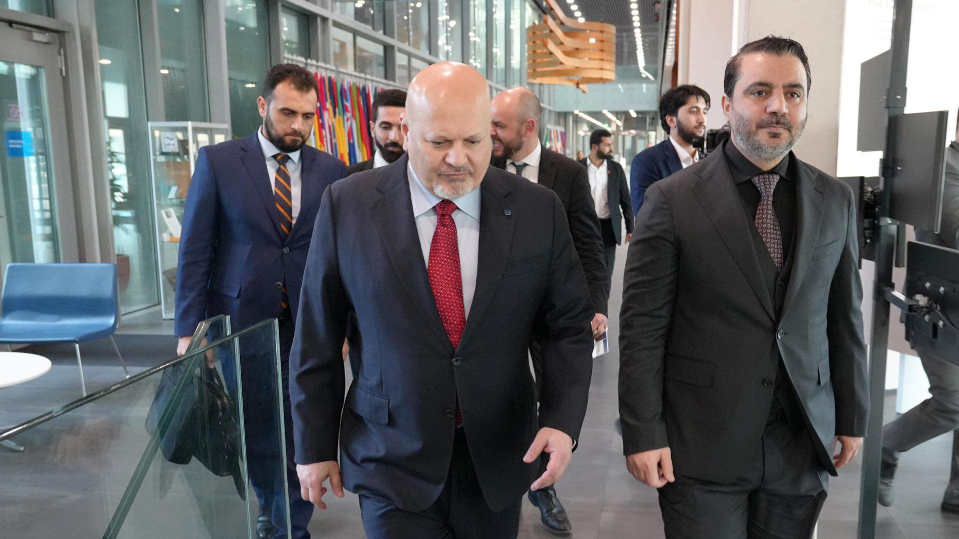 El Gobierno de transición en Siria trata de mostrarse más cercano a los organismos a los que el caído dictador Bachar al Asad miró con recelo, como evidenció la visita esta semana de sus representantes a La Haya para respaldar la lucha contra las armas químicas, la búsqueda de personas desaparecidas, y la rendición de cuentas ante la Justicia internacional. En la imagen, el fiscal de la CPI, Karim Khan (i), junto al ministro de Exteriores de Siria, Asaad al Shaibani. EFE/Corte Penal Internacional (ICC-CPI)/SOLO USO EDITORIAL/SOLO DISPONIBLE PARA ILUSTRAR LA NOTICIA QUE ACOMPAÑA (CRÉDITO OBLIGATORIO)