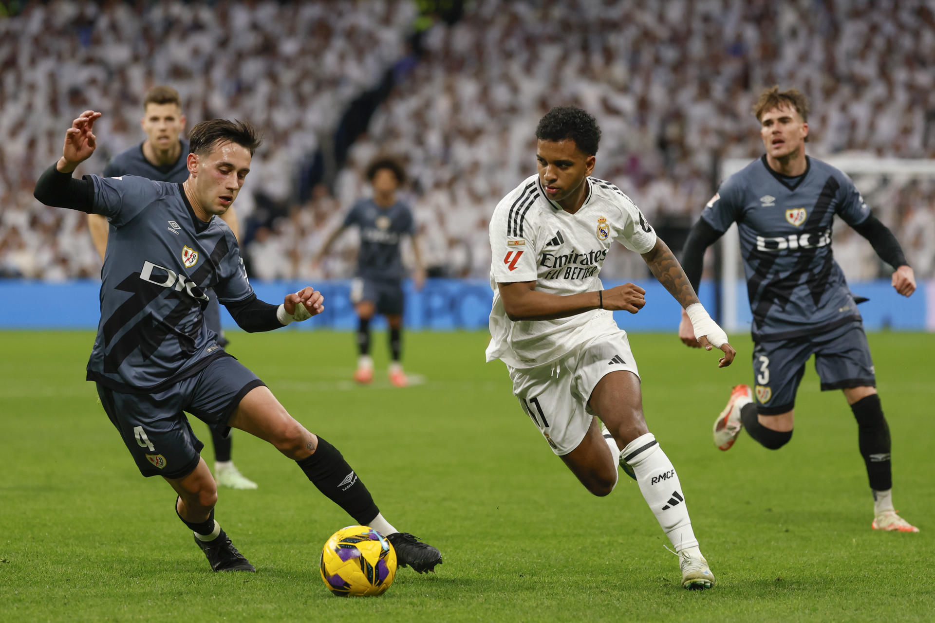 El centrocampista del Rayo Vallecano Pedro Díaz y el centrocampista brasileño del Real Madrid Rodrygo Goes, en el Santiago Bernabéu. EFE/ Mariscal