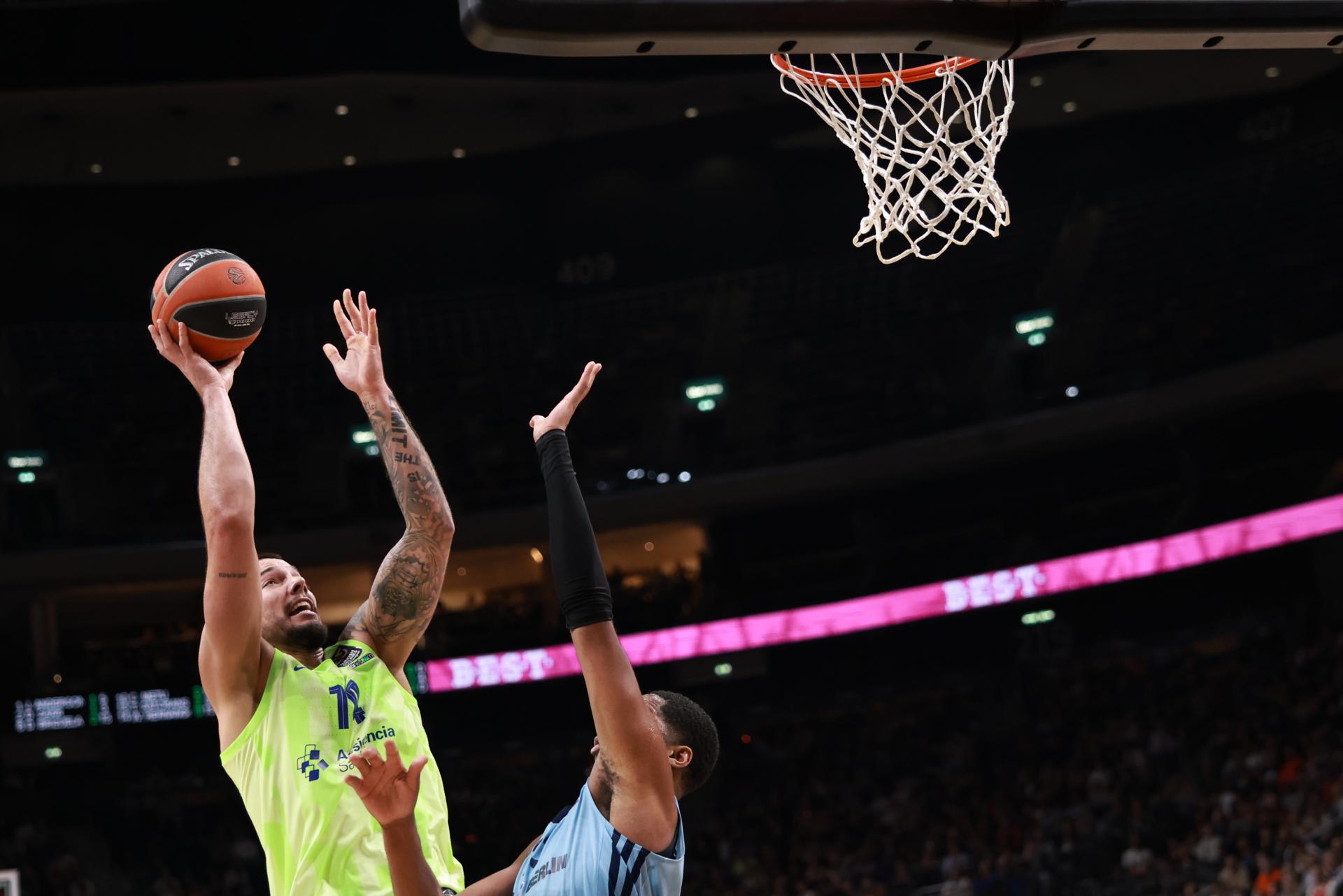 El Barça recuperó este viernes su posición entre los diez mejores de Europa tras vencer a domicilio al colista, el Alba Berlín, (85-99) en un partido de la Euroliga de baloncesto en el que fue de menos a más y en el que el ala-pívot Jabari Parker, con 21 puntos, fue el más destacado. EFE/EPA/CLEMENS BILAN