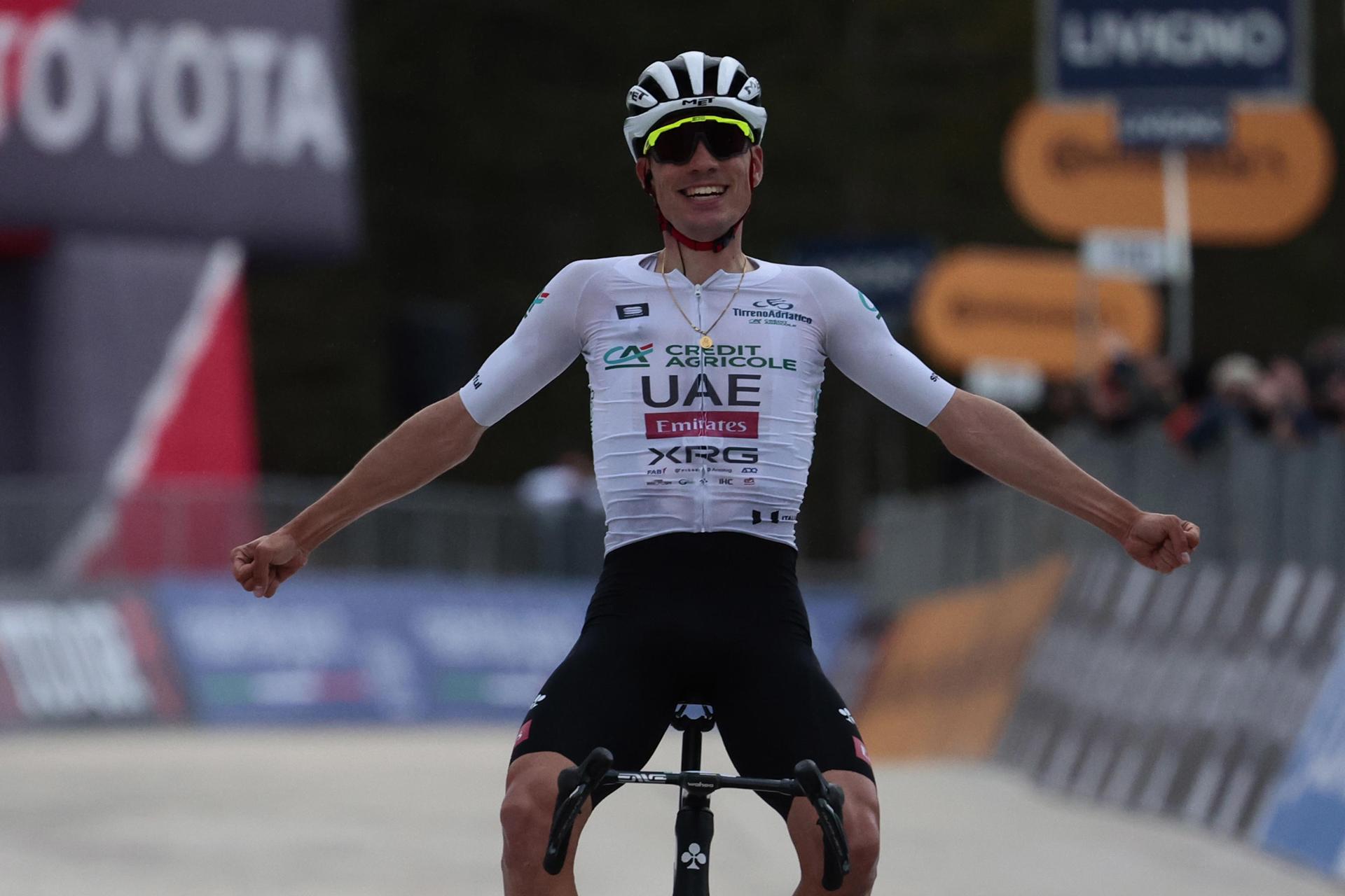 El ciclista español Juan Ayuso del UAE Team Emirates - XRG tras ganar la sexta etapa de la 20 edición de la Tirreno Adriatico del 163km entre Cartoceto y Frontignano, Italia. EFE/EPA/ROBERTO BETTINI