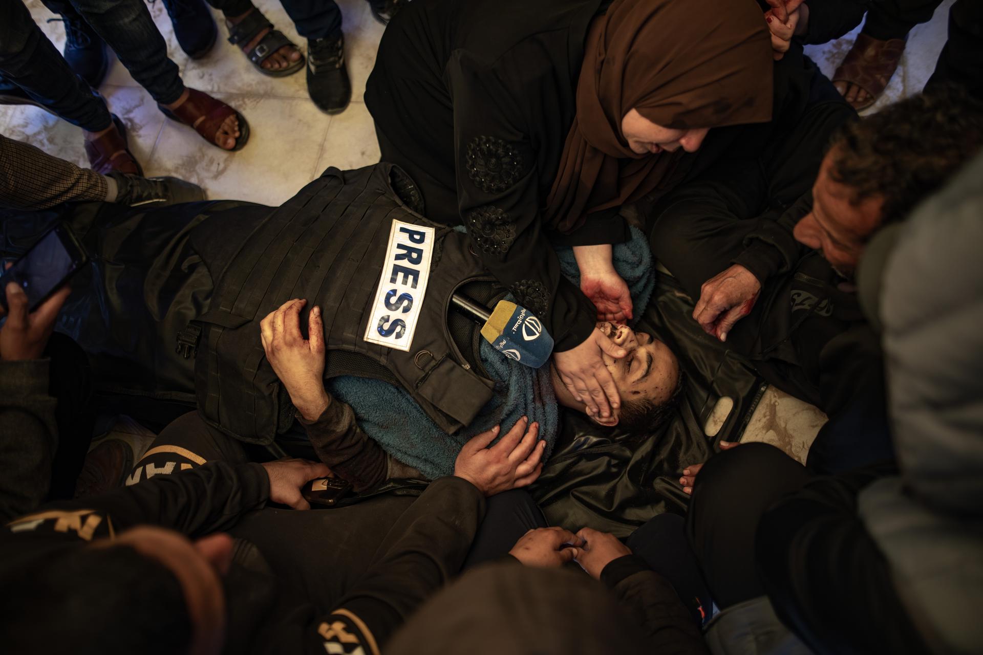 La madre (arriba) del fallecido periodista Mohammed Mansour llora junto al cuerpo de su hijo en el Hospital Nasser tras su asesinato en un ataque aéreo israelí en Jan Yunis, en el sur de la Franja de Gaza, el 24 de marzo de 2025. Las fuerzas israelíes reanudaron los bombardeos aéreos sobre Gaza el 18 de marzo, poniendo fin a un alto el fuego que había estado en vigor desde el 19 de enero. Más de 50,000 palestinos han sido asesinados en la Franja de Gaza, según el Ministerio de Salud palestino, desde que Israel lanzó una campaña militar en la franja en respuesta a un ataque transfronterizo liderado por el grupo militante palestino Hamas el 07 de octubre de 2023, en el que alrededor de 1,200 israelíes fueron asesinados y más de 250 tomados como rehenes. EFE/EPA/HAITHAM IMAD