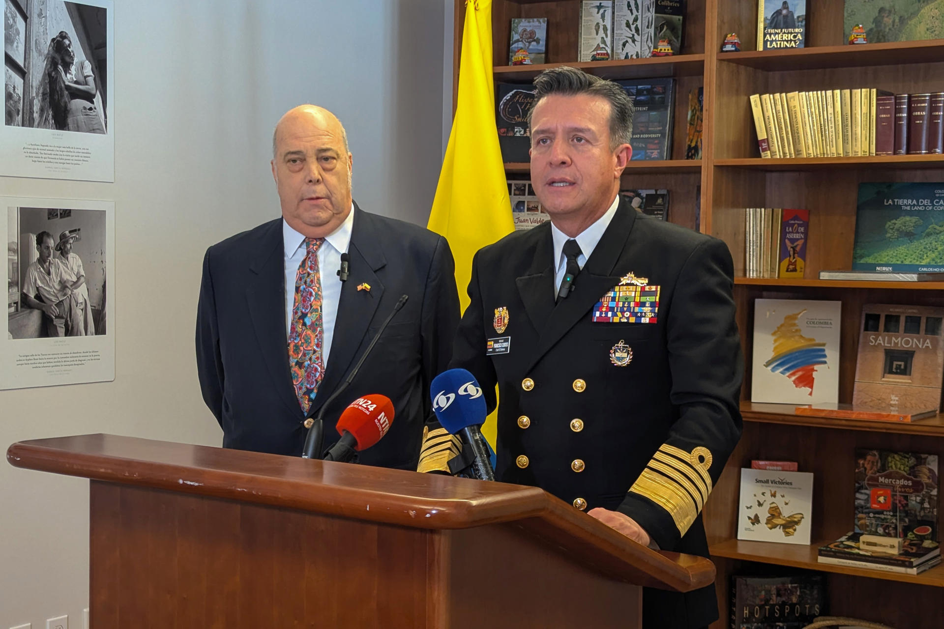 El comandante general de las Fuerzas Militares de Colombia, el almirante Francisco Cubides (d), habla junto al embajador colombiano en Estados Unidos, Daniel García-Peña, durante una rueda de prensa este viernes, en Washington (EE.UU.). EFE/ Eduard Ribas