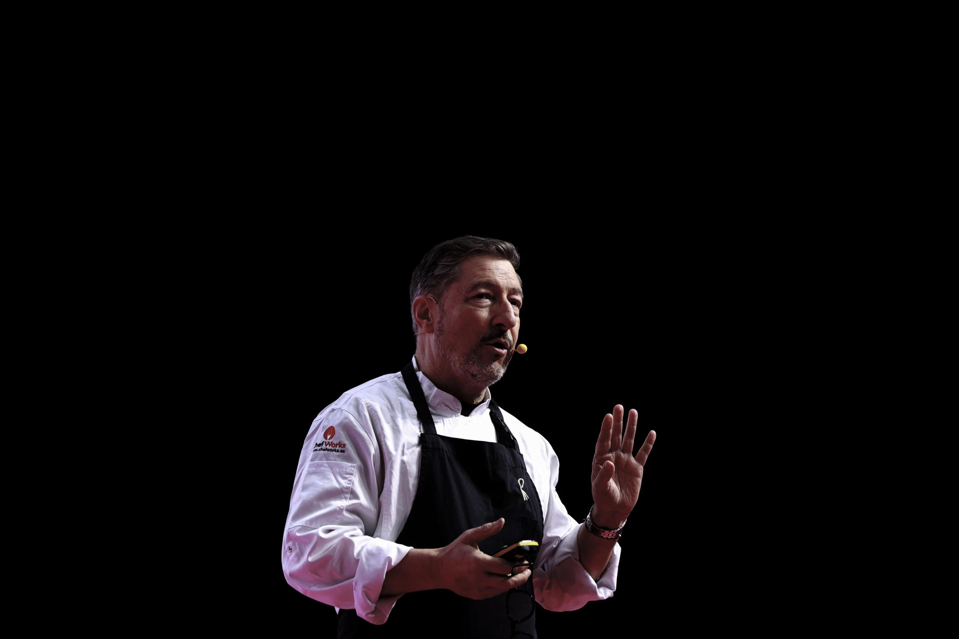 El cocinero Joan Roca, del restaurante El Celler de Can Roca, con tres estrellas Michelin, interviene en la jornada inaugural del Galicia Fórum Gastronómico donde ha concedido una entrevista a EFE en la que ha asegurado que "lo único que puede salvar el futuro es que los niños empiecen a cocinar" y así no dejar la alimentación en manos de la industria.EFE/ Cabalar