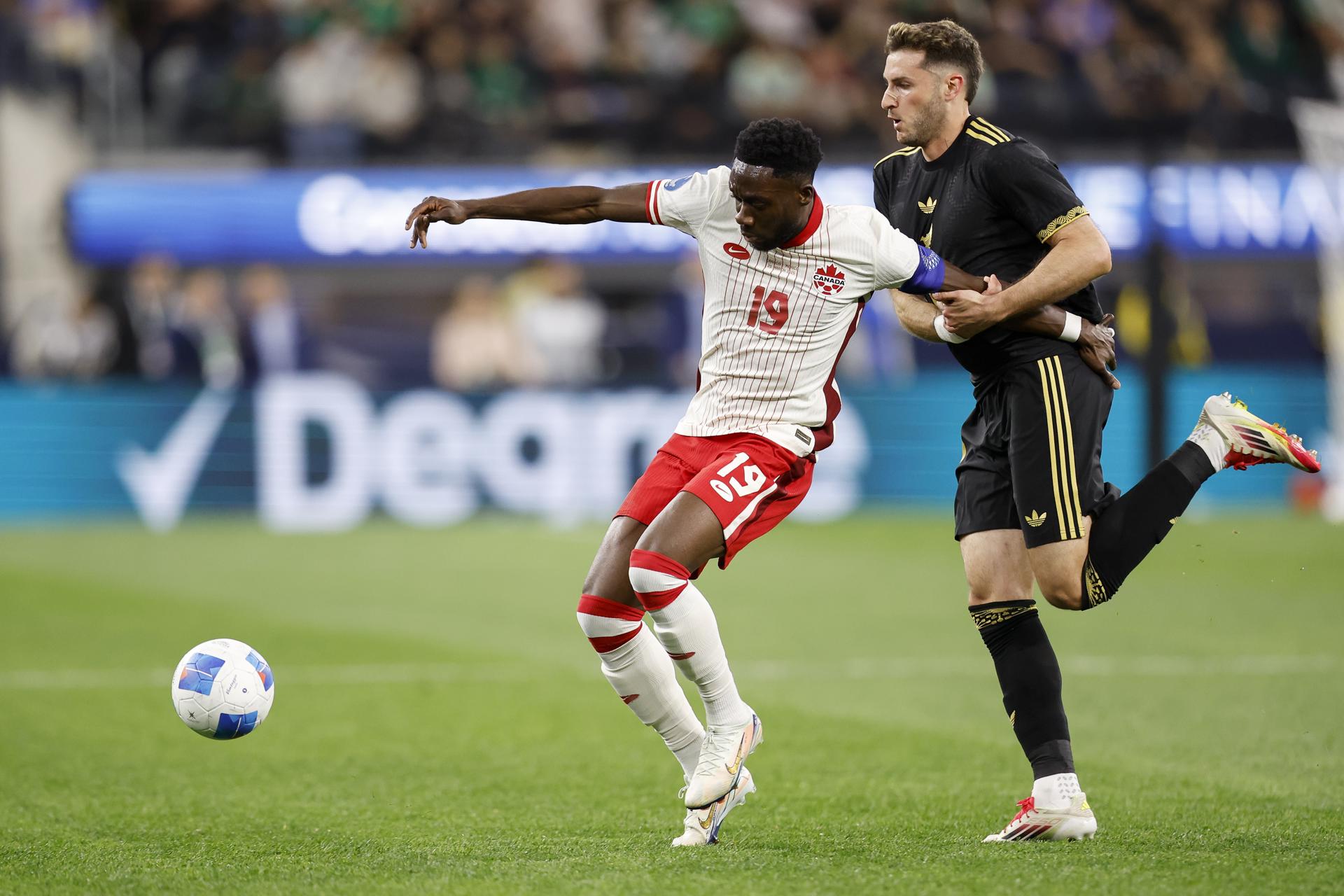 El defensor canadiense Alphonso Davies pugna con el mexicano Santiago Giménez durante el partido que disputaron ambas selecciones el pasado jueves en Inglewood (California, EE.UU.) EFE/EPA/CAROLINE BREHMAN