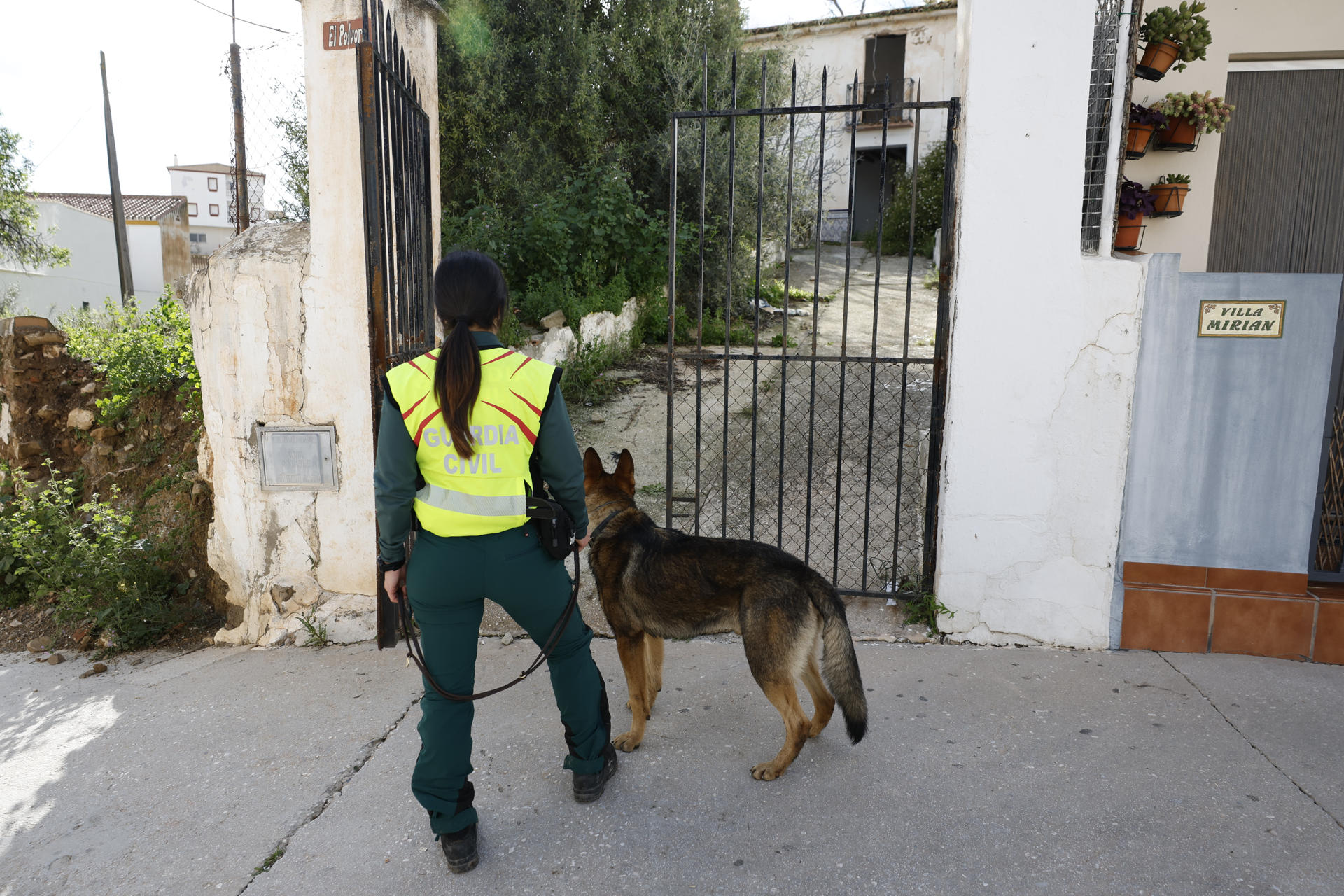 La Guardia Civil ha localizado este viernes el cuerpo sin vida del anciano que había desaparecido en Almogía (Málaga), al que se buscaba desde el pasado fin de semana, en un caso que acumula ya tres detenidos en relación con los hechos. EFE/Jorge Zapata