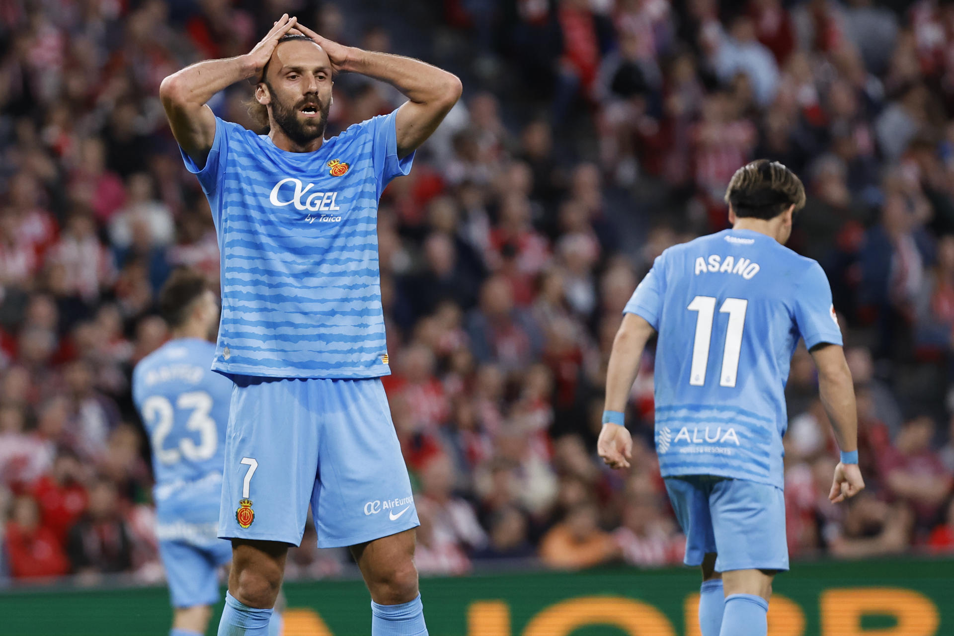 El delantero kosovar del Mallorca Vedat Muriqi y el delantero japonés del Mallorca Takuma Asano (d), durante del partido de la jornada 27 de LaLiga este domingo en el estadio de San Mamés en Bilbao.-EFE/ Miguel Toña