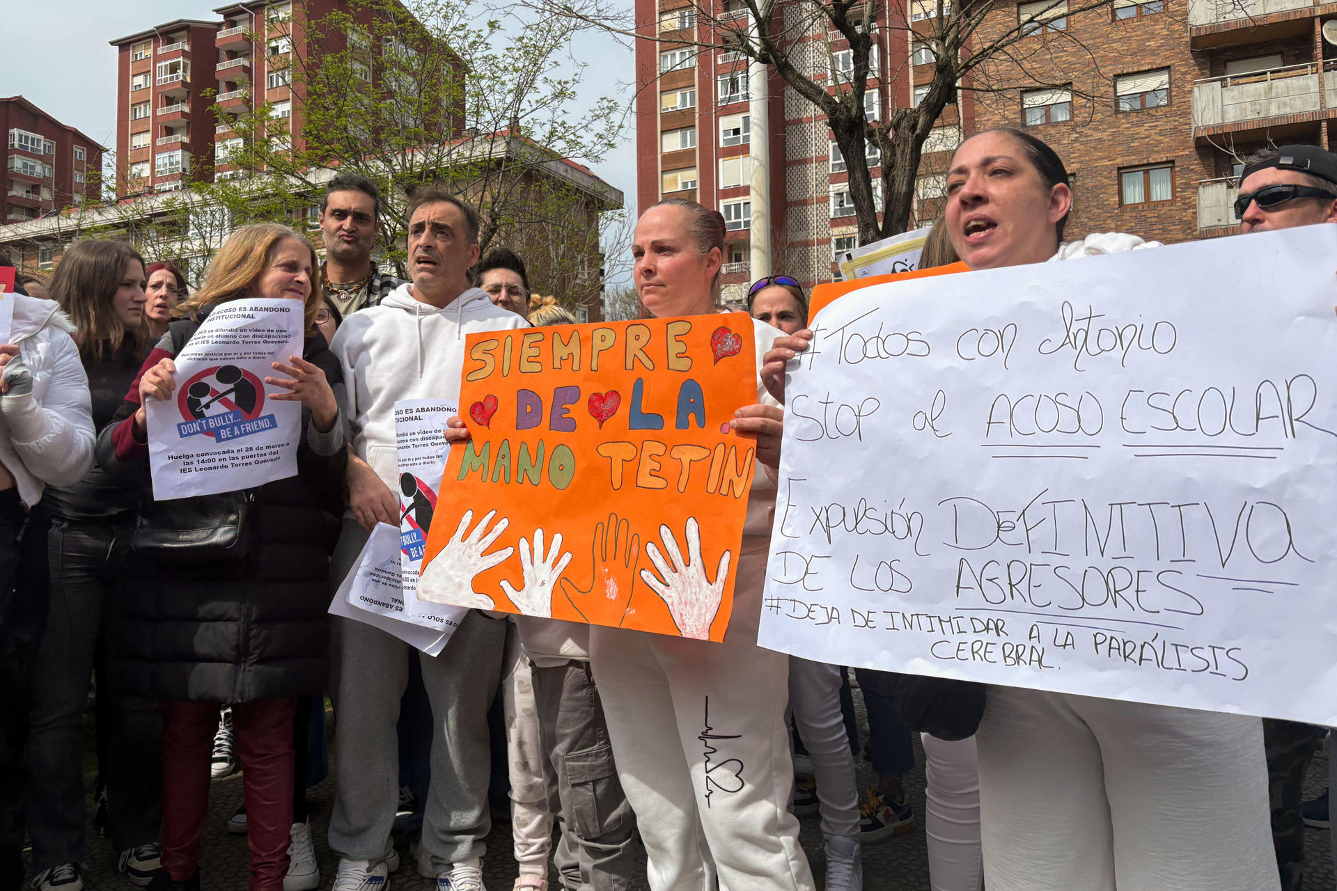Decenas de personas permanecen concentradas a las puertas del instituto Torres Quevedo de Santander, para pedir "justicia" para el alumno con discapacidad que ha sido víctima de acoso escolar, supuestamente por parte de cuatro compañeros, todos menores, a los que investiga la Fiscalía de Cantabria. EFE/Eva García González