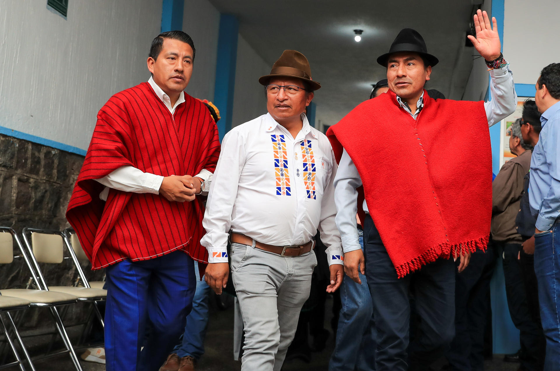 El presidente de la Confederación de Nacionalidades Indígenas del Ecuador, Leonidas Iza (d), saluda a simpatizantes a su llegada a la Asamblea Popular Plurinacional este miércoles, en Quito. EFE/ José Jácome