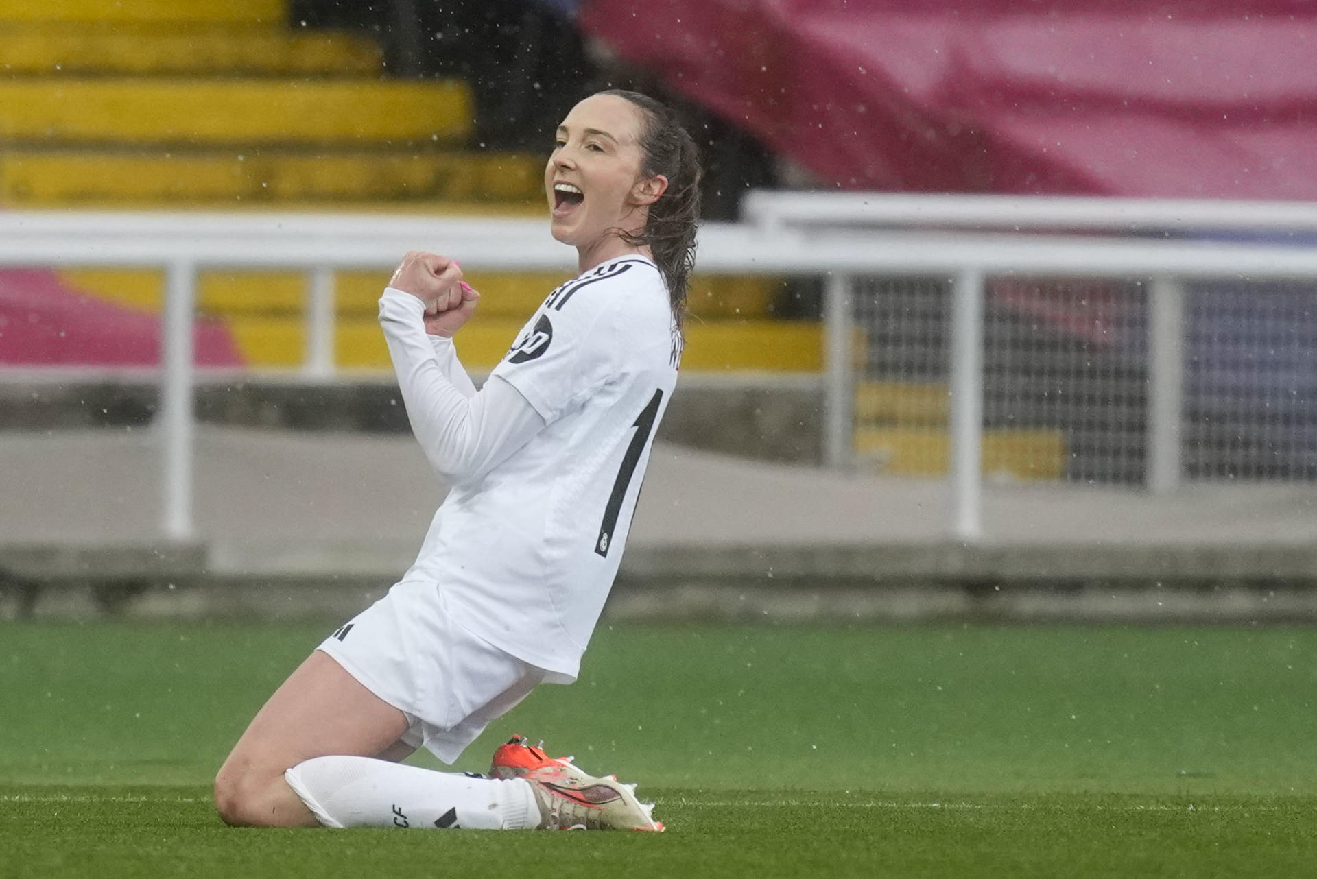 La delantera del Real Madrid Caroline Weir, celebra el segundo gol conseguido ante el FC Barcelona, tercero de su equipo, durante el partido de Liga Femenina disputado en el Estadi Olímpic Lluís Companys. EFE/Enric Fontcuberta